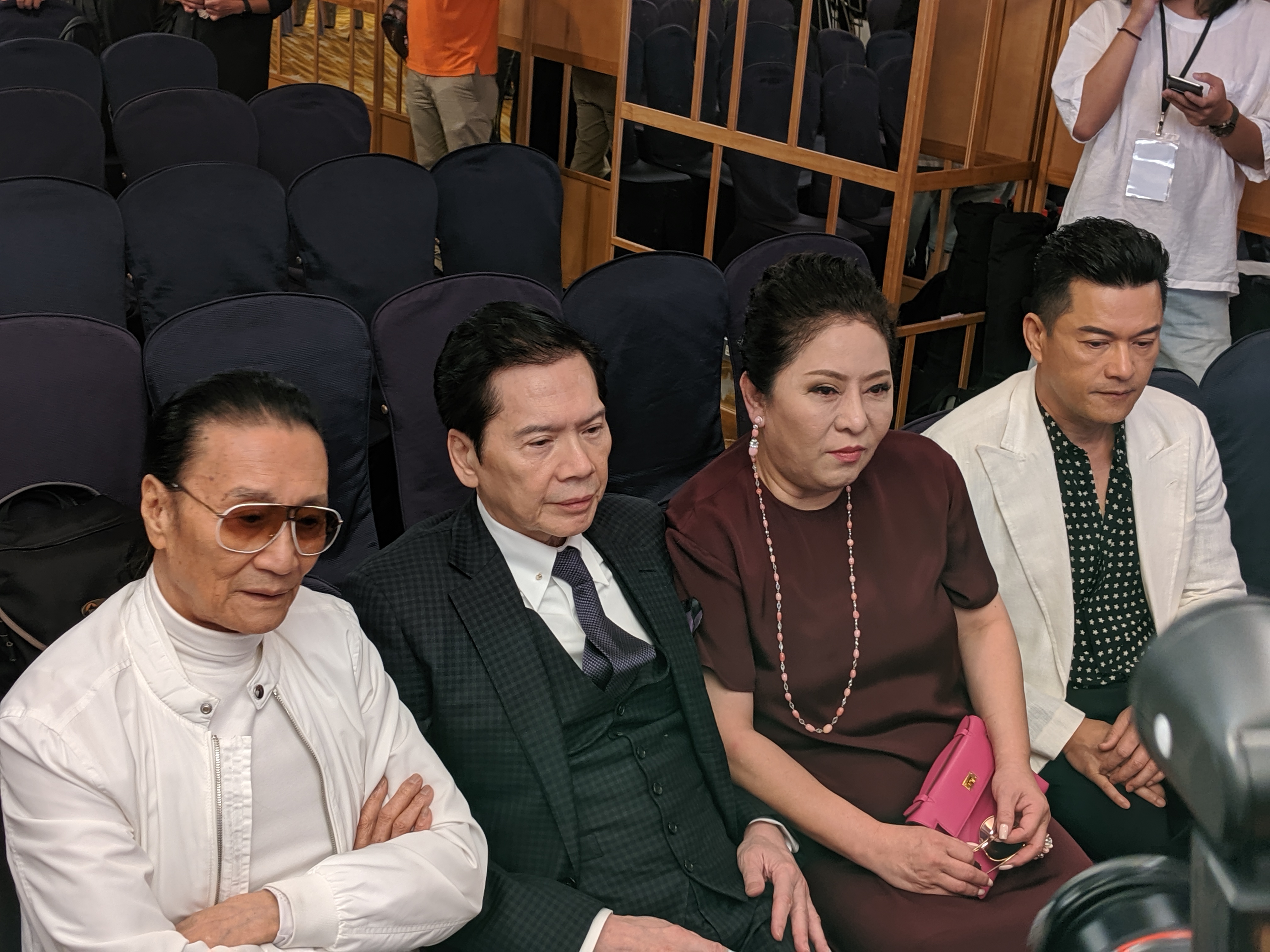 向華強、陳嵐夫妻特地前來為甄珍打氣，右為曾與甄珍飾演母子的呂良偉，左1為謝賢。