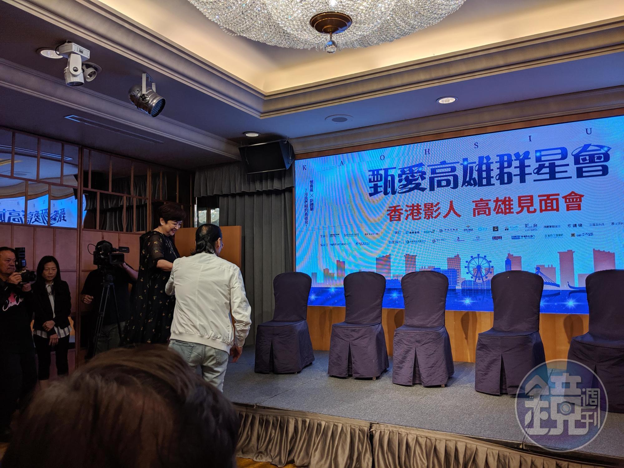 謝賢果然不負「永遠愛甄珍」的心意,還細心攙扶對方上台。