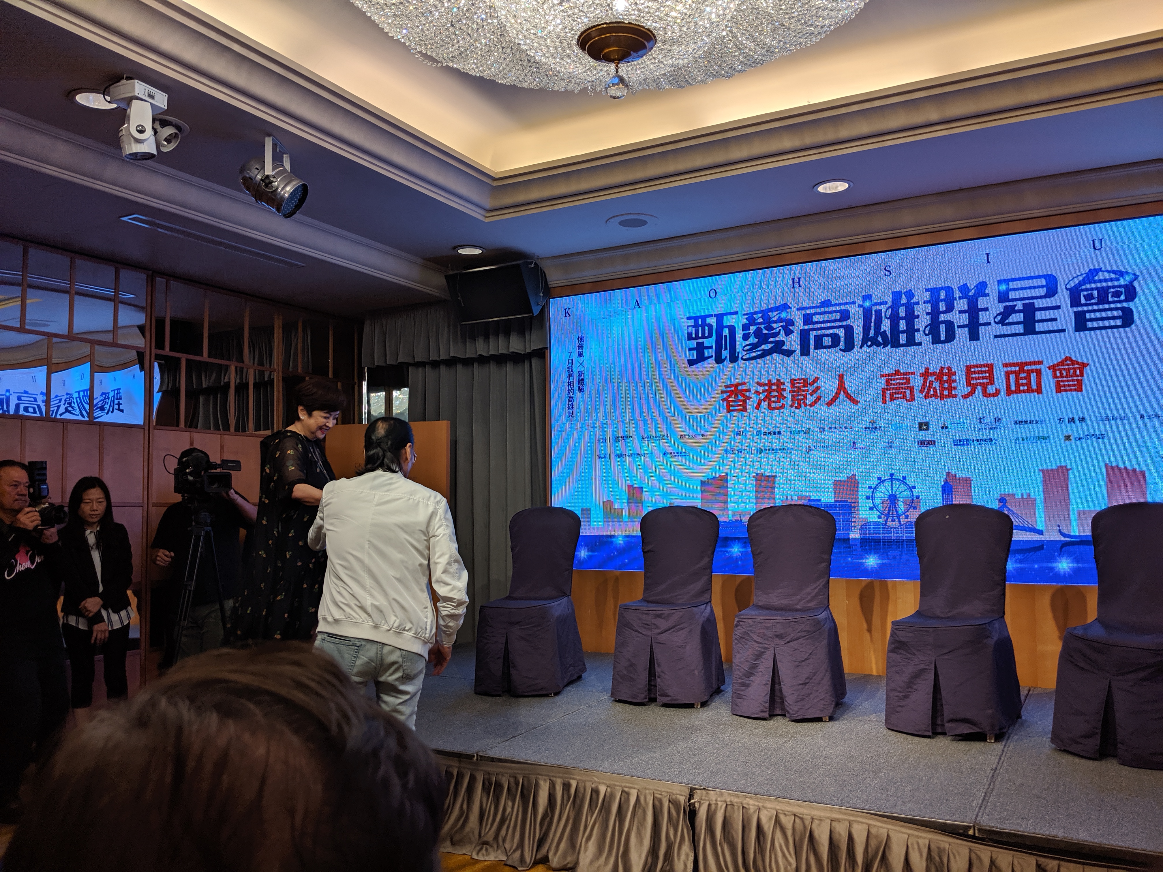 謝賢果然不負「永遠愛甄珍」的心意，還細心攙扶對方上台。