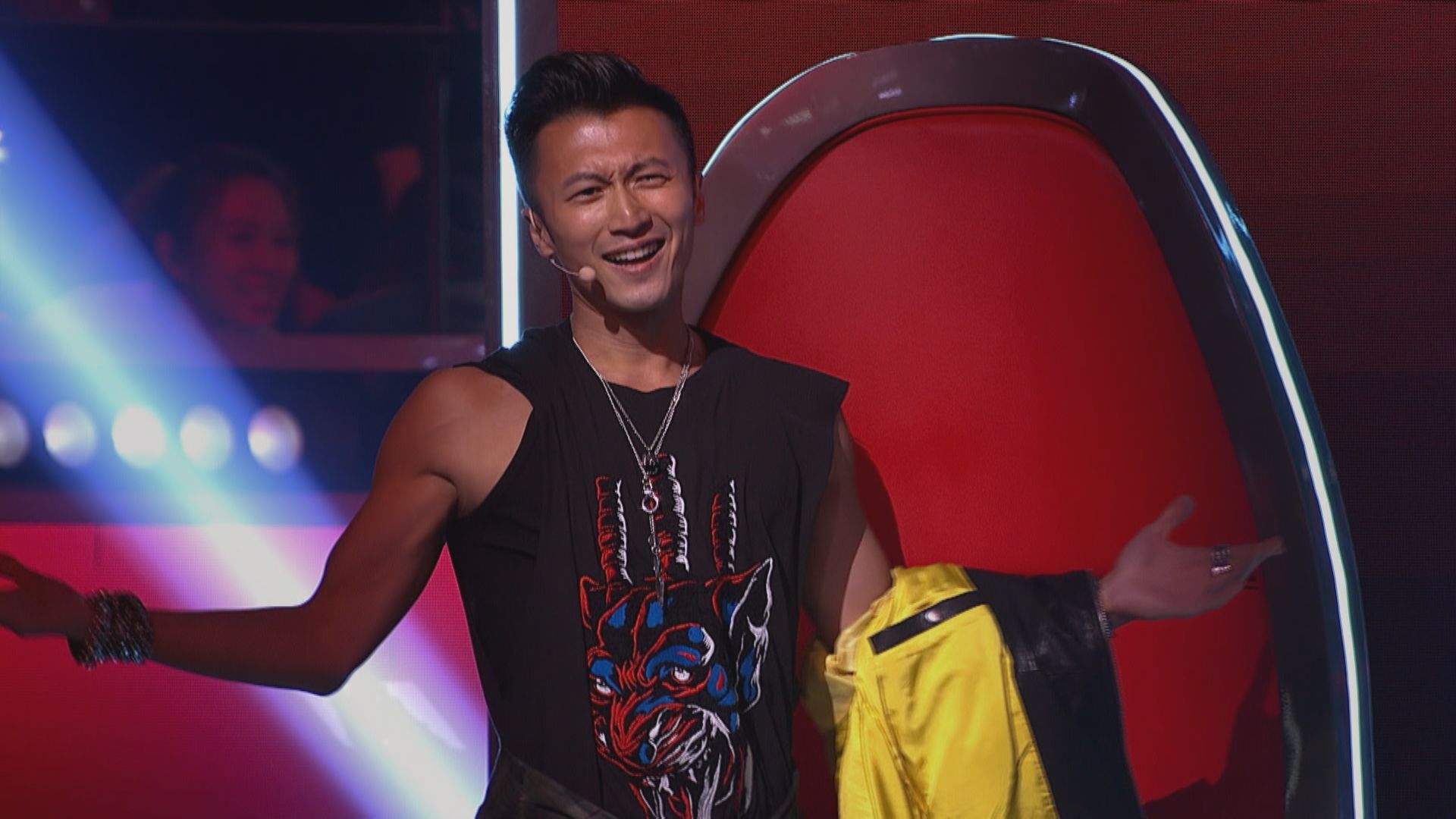 謝霆鋒在好聲音舞台出奇招，不僅在講評中融入做菜的思維，甚至脫掉上衣、大秀肌肉攬學員。（中天提供）