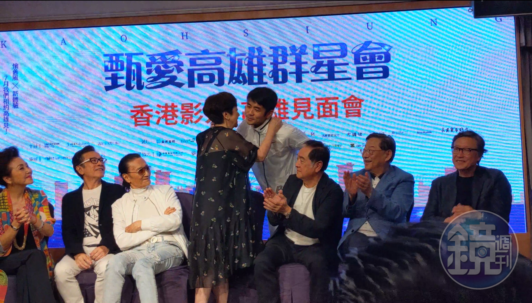 已改名章立衡的劉子千與甄珍擁吻,表示力挺媽媽的決心。