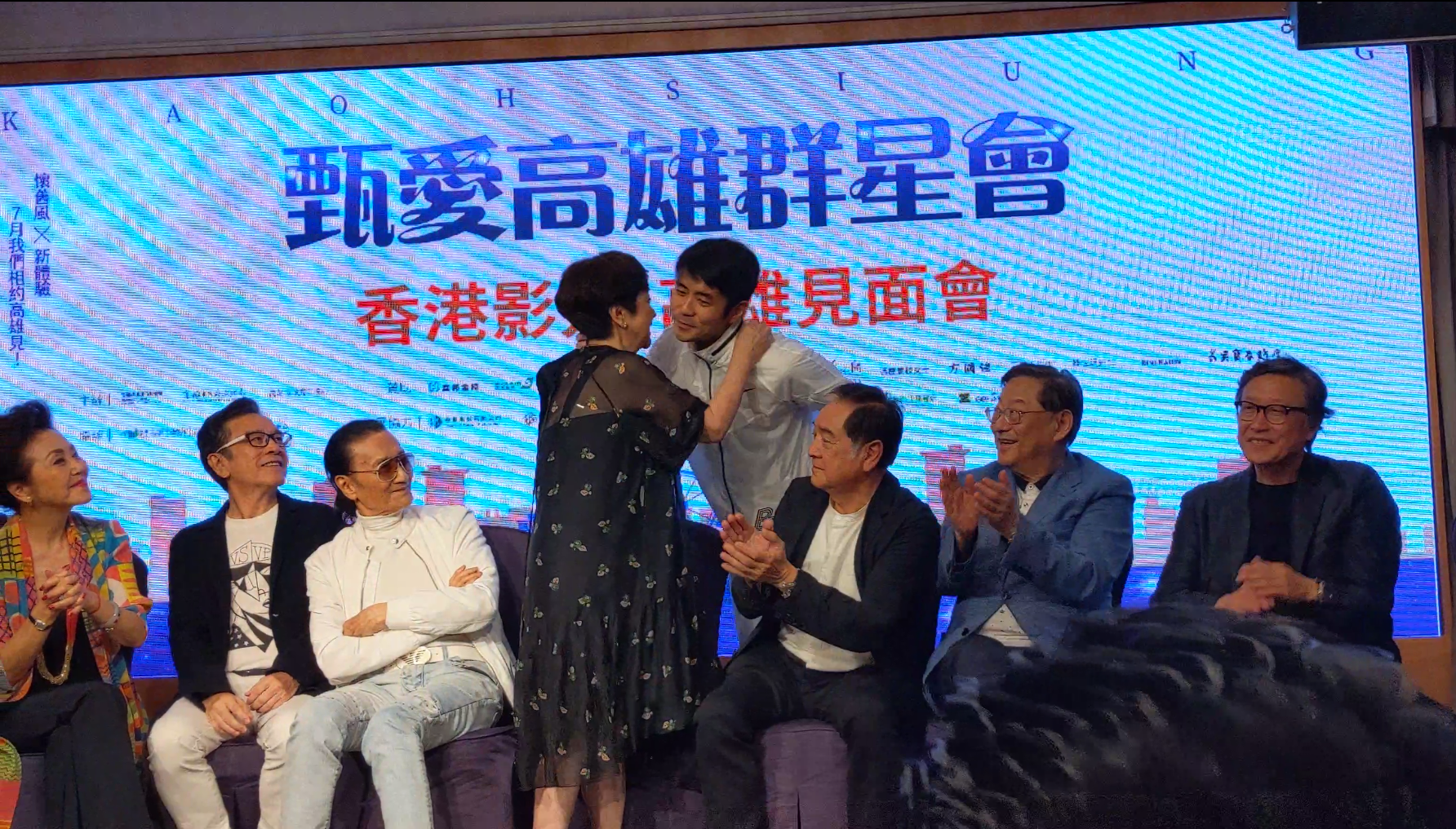 已改名章立衡的劉子千與甄珍擁吻，表示力挺媽媽的決心。