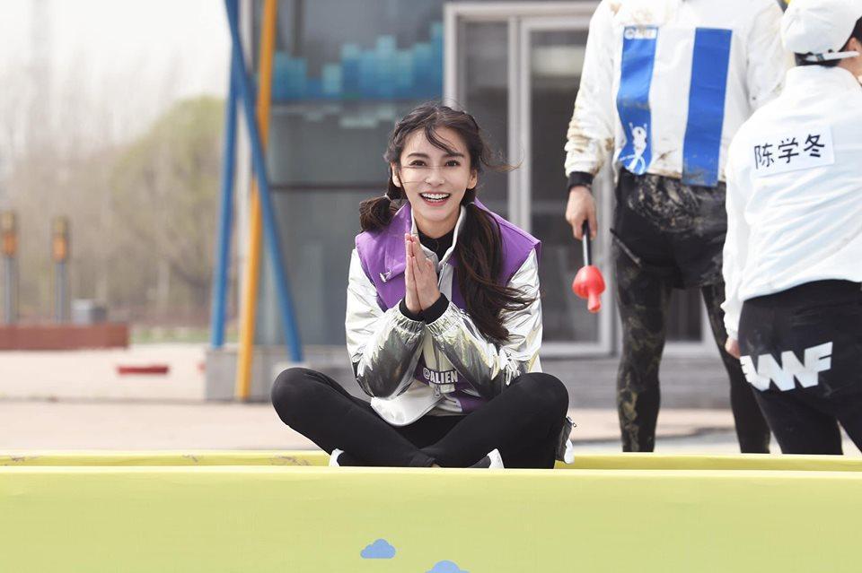 Angelababy 楊穎擔任主MC的浙江衛視王牌綜藝《奔跑吧》，日前在黑龍江進行拍攝工作。（翻攝自STYLE International Management Group Ltd臉書）