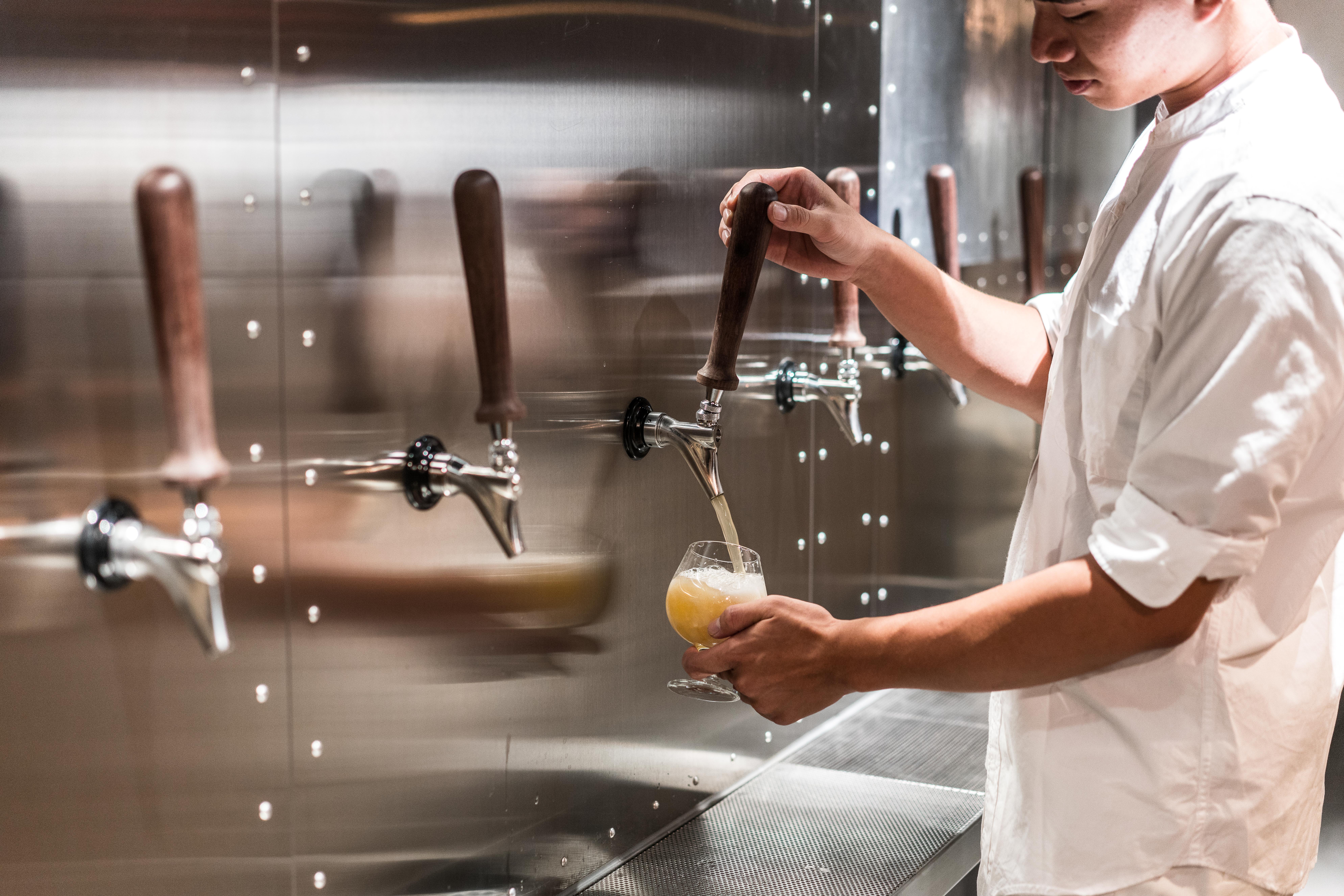 牆上一字排開都是精釀生啤。