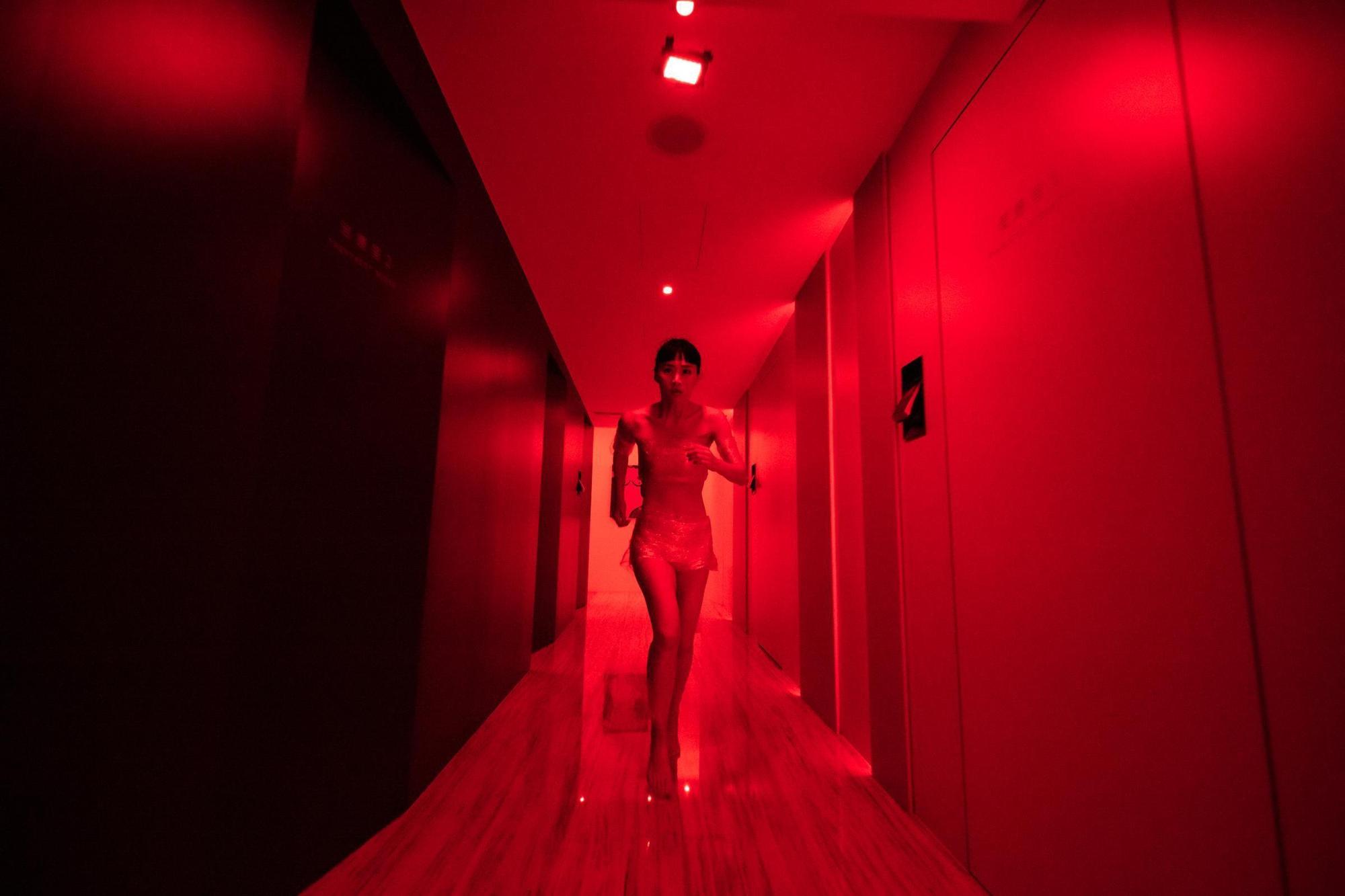 吳可熙編劇、主演的《灼人秘密》描述娛樂圈的黑暗潛規則，並以心理驚悚類型片呈現。 （岸上影像提供）