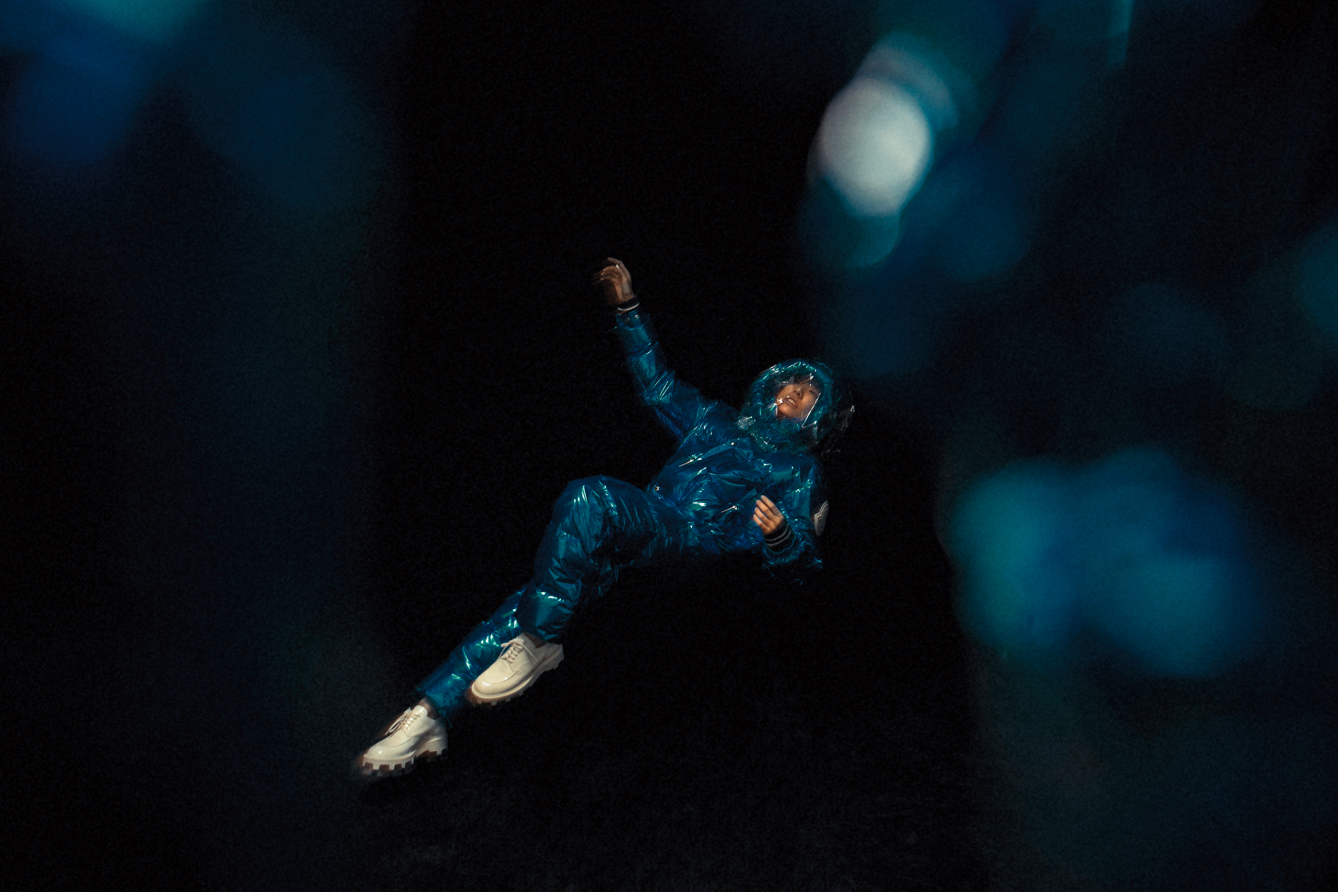 金屬光藍色連身衣 價格未定 by MONCLER PALM ANGELS／白色輪胎底紳士鞋 NT$35,000 by PRADA