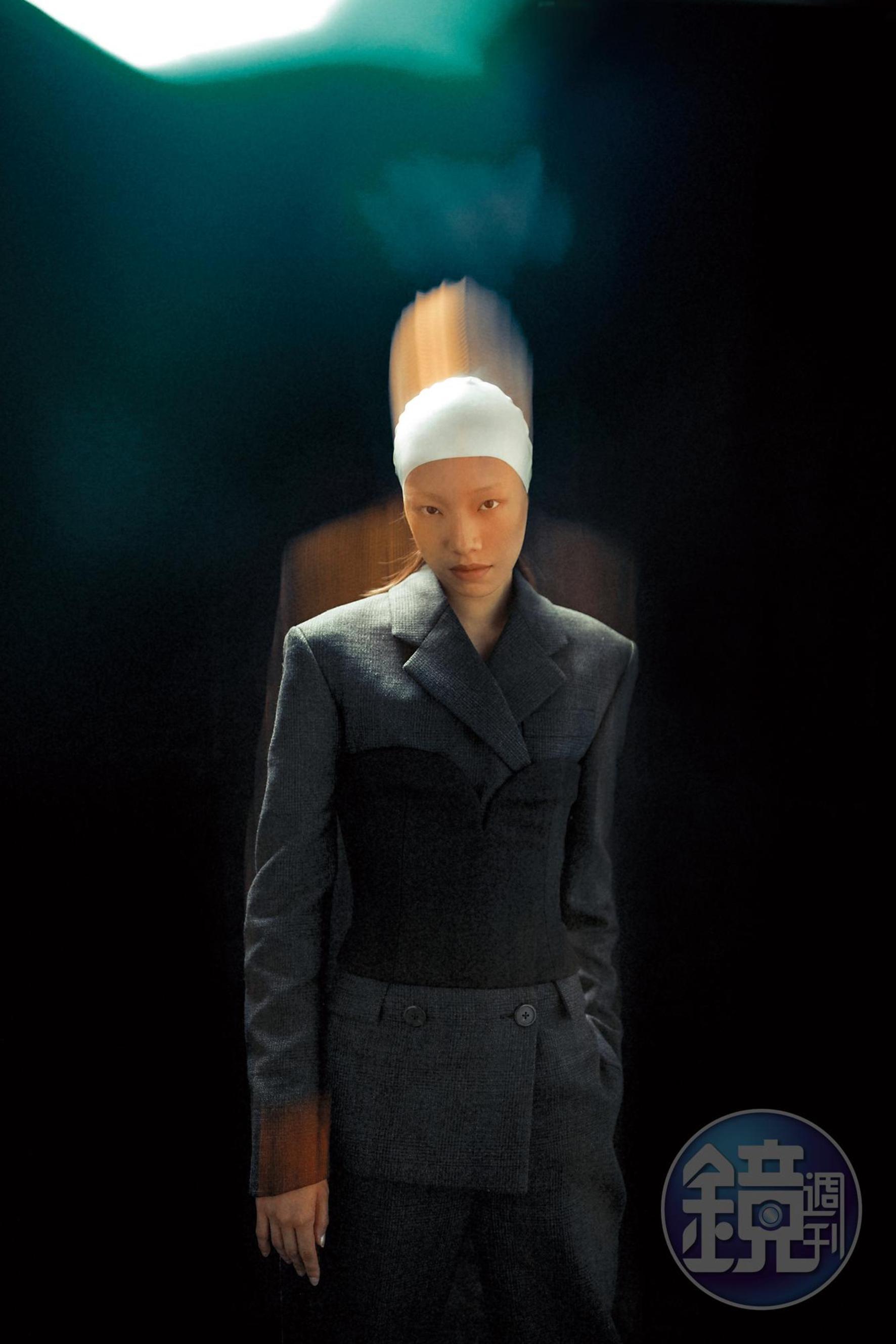 灰色西裝外套、黑色馬甲、灰色西裝褲 價格未定 by PRADA