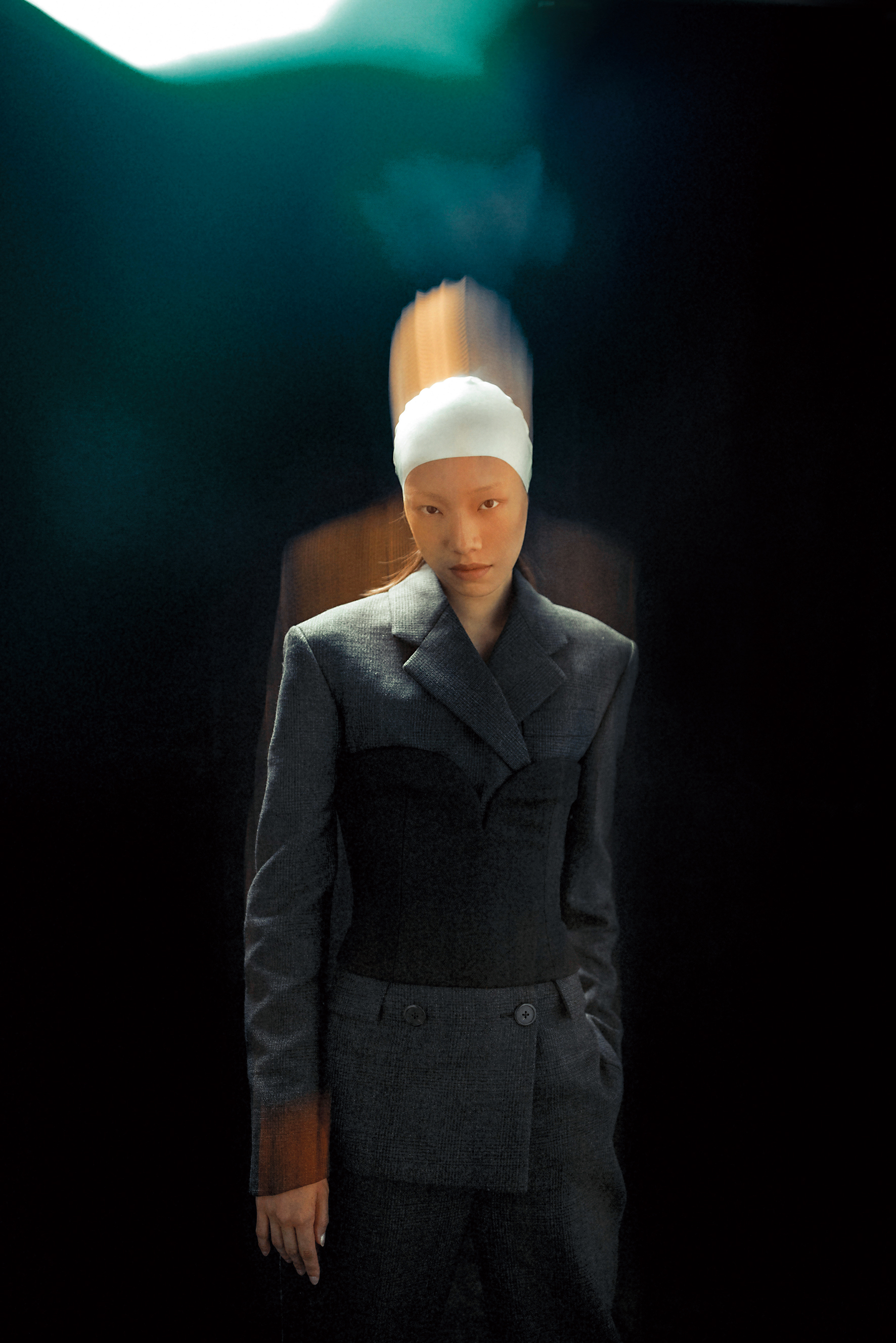 灰色西裝外套、黑色馬甲、灰色西裝褲 價格未定 by PRADA