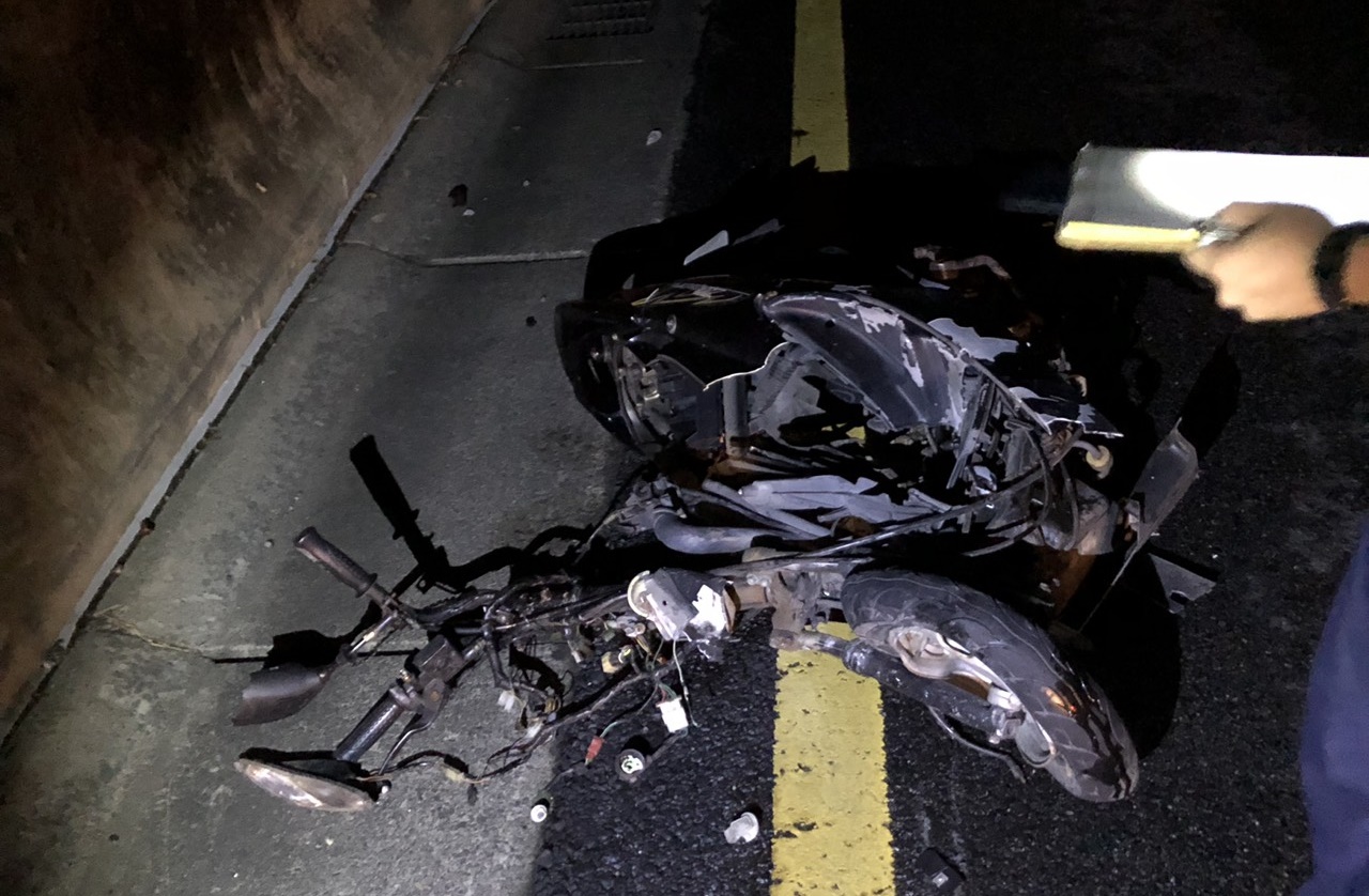 逆向騎上國道機車被撞爛。（翻攝畫面）