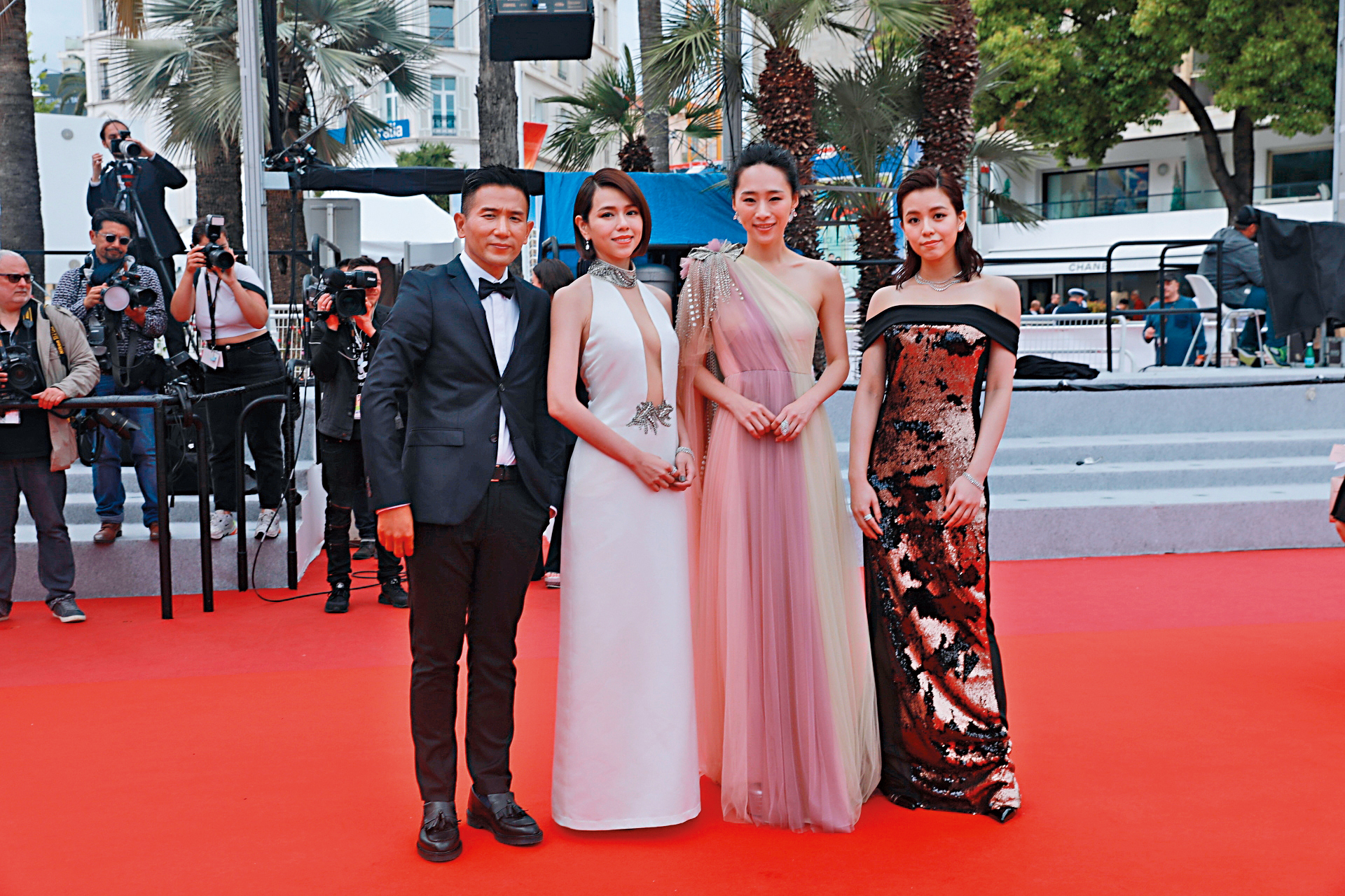 《灼人秘密》入圍坎城影展「一種注目」單元，導演趙德胤（左起）與演員夏于喬、吳可熙、宋芸樺出席首映紅毯。（岸上影像提供）