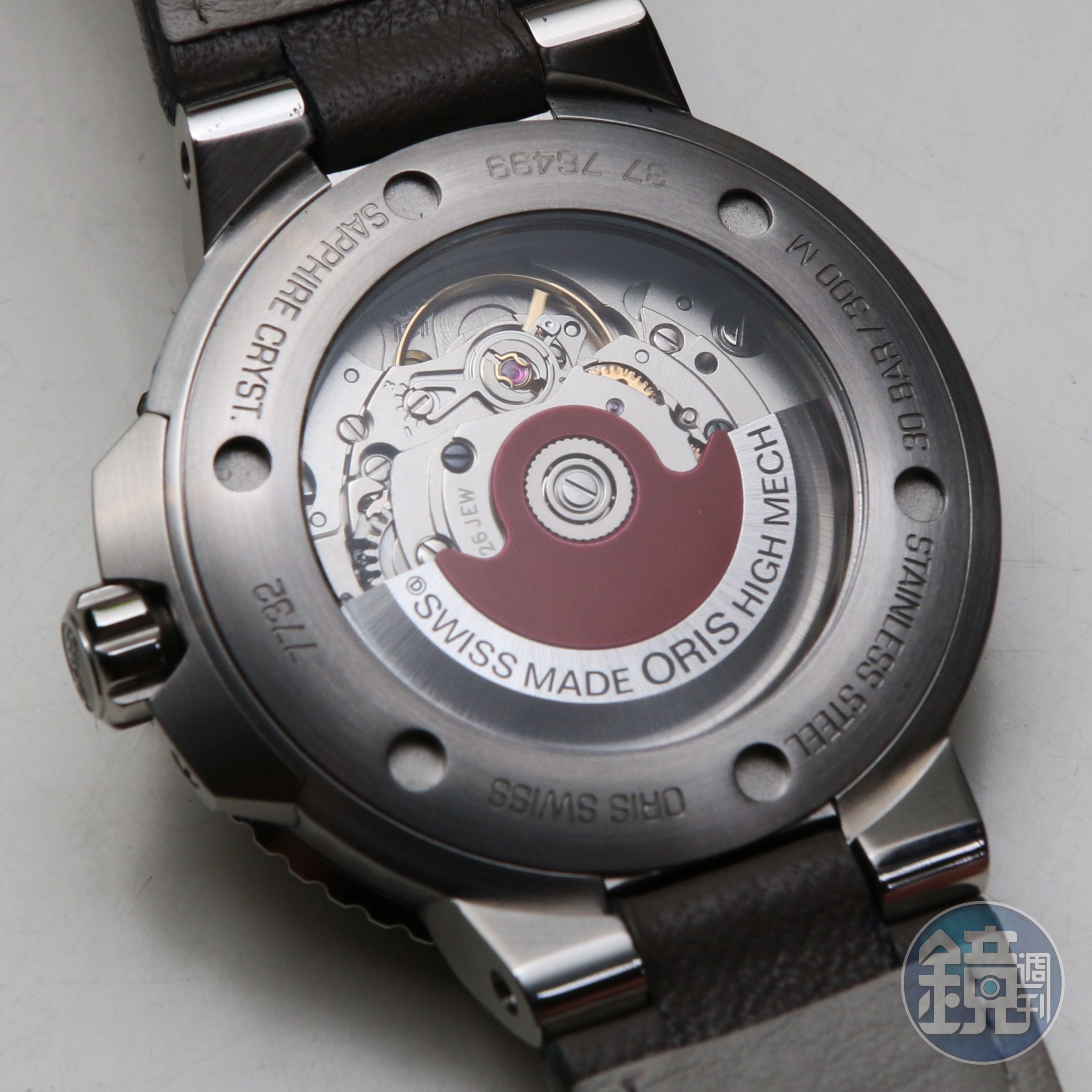 ORIS Aquis日期錶，搭載SW 200-1改制的733自動上鍊機芯，以這價位來說性能算是很完備，透過透明底蓋也可看見ORIS的象徵紅色自動盤。