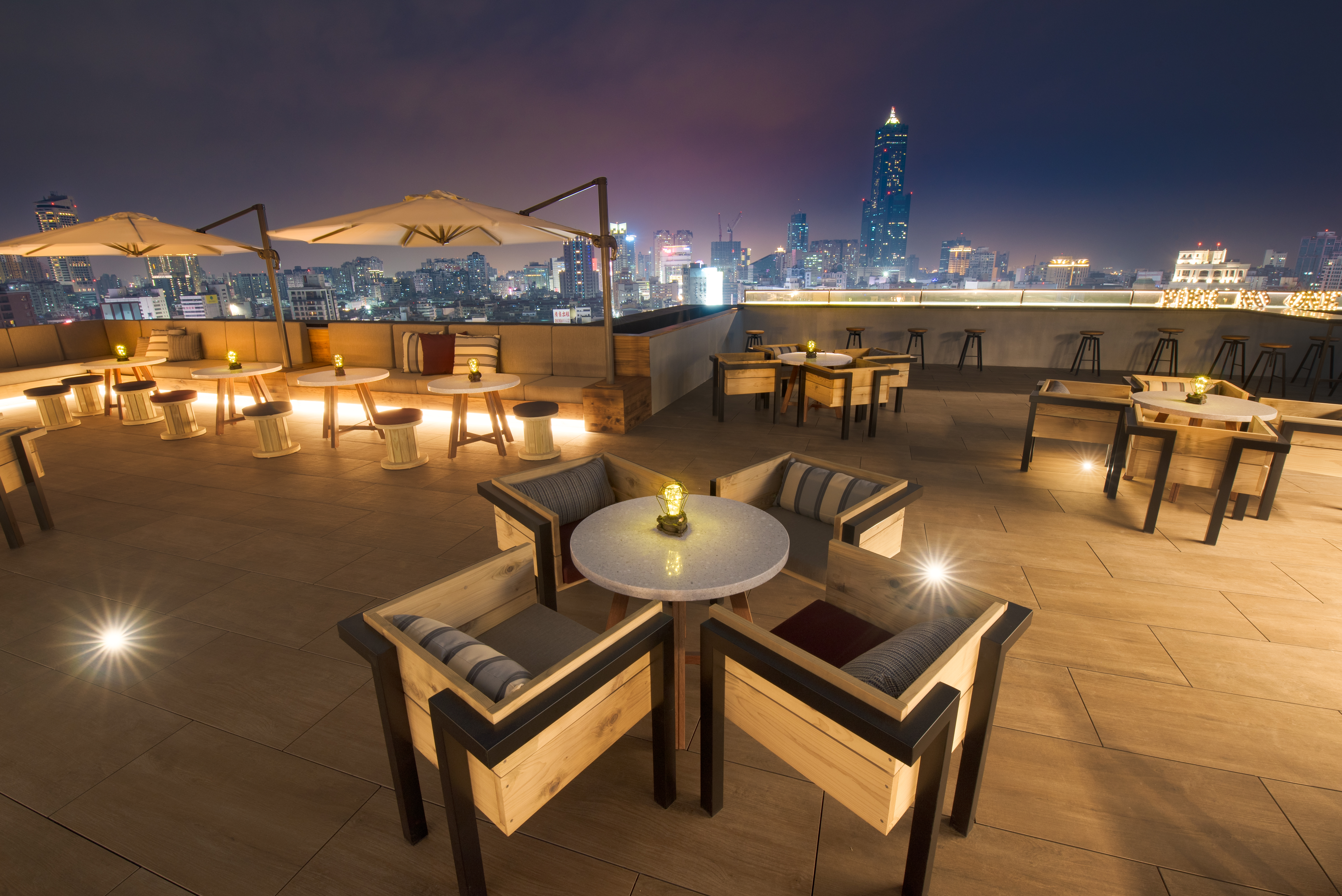 月色和高雄夜景擁抱整個酒吧，令人感到放鬆。