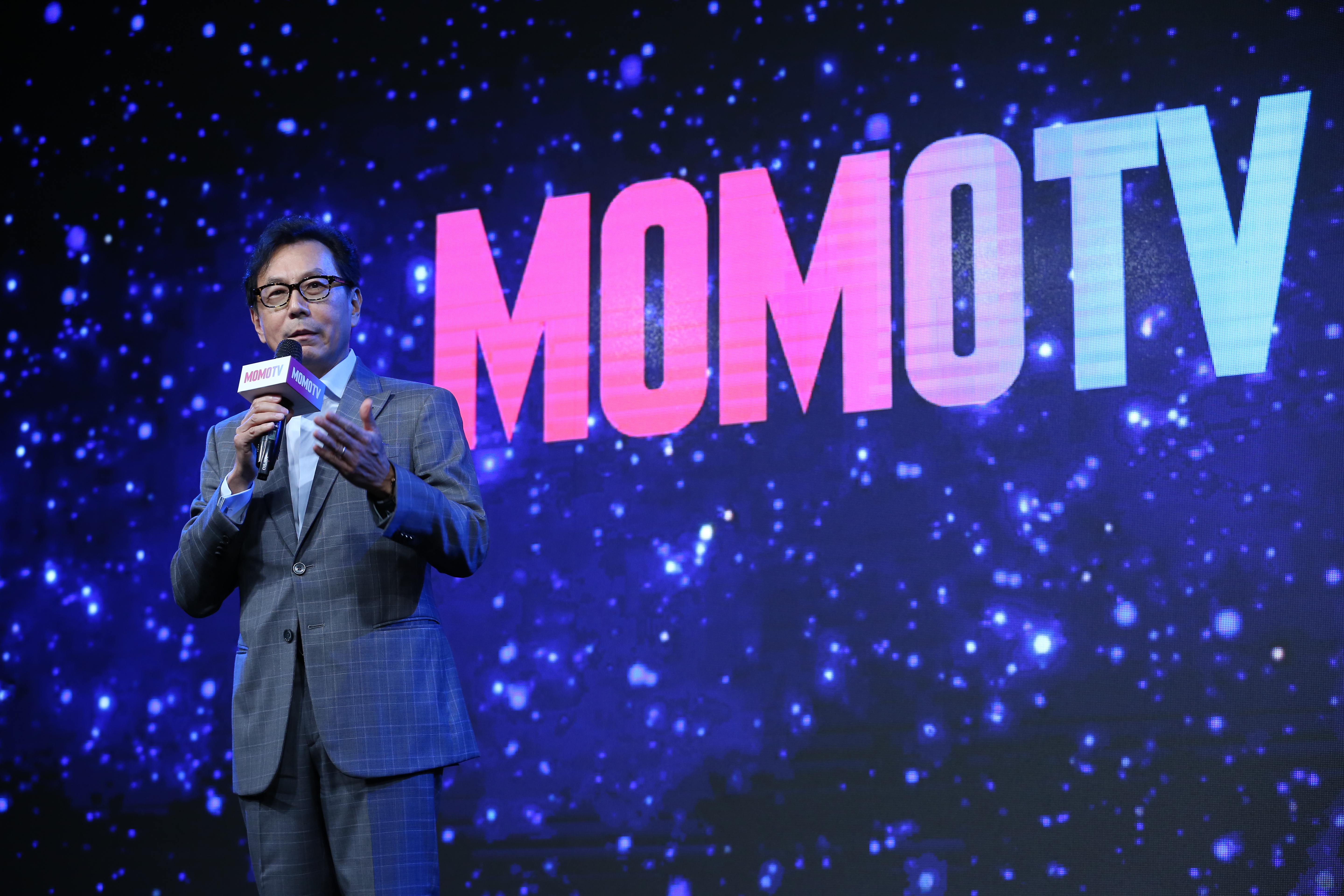 富邦集團董事長蔡明忠今天為MOMOTV站台，打造全台第一個4K電視頻道家族 。