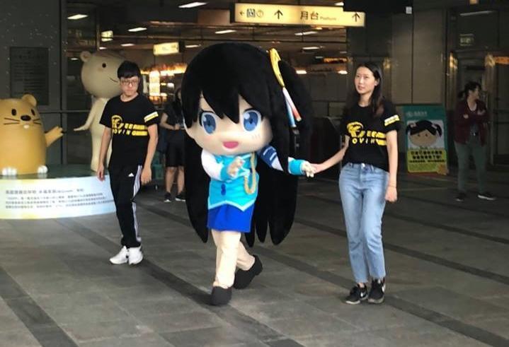 操偶師出席活動,都會有專門人員陪同,以護其安全。(翻攝高捷少女臉書)