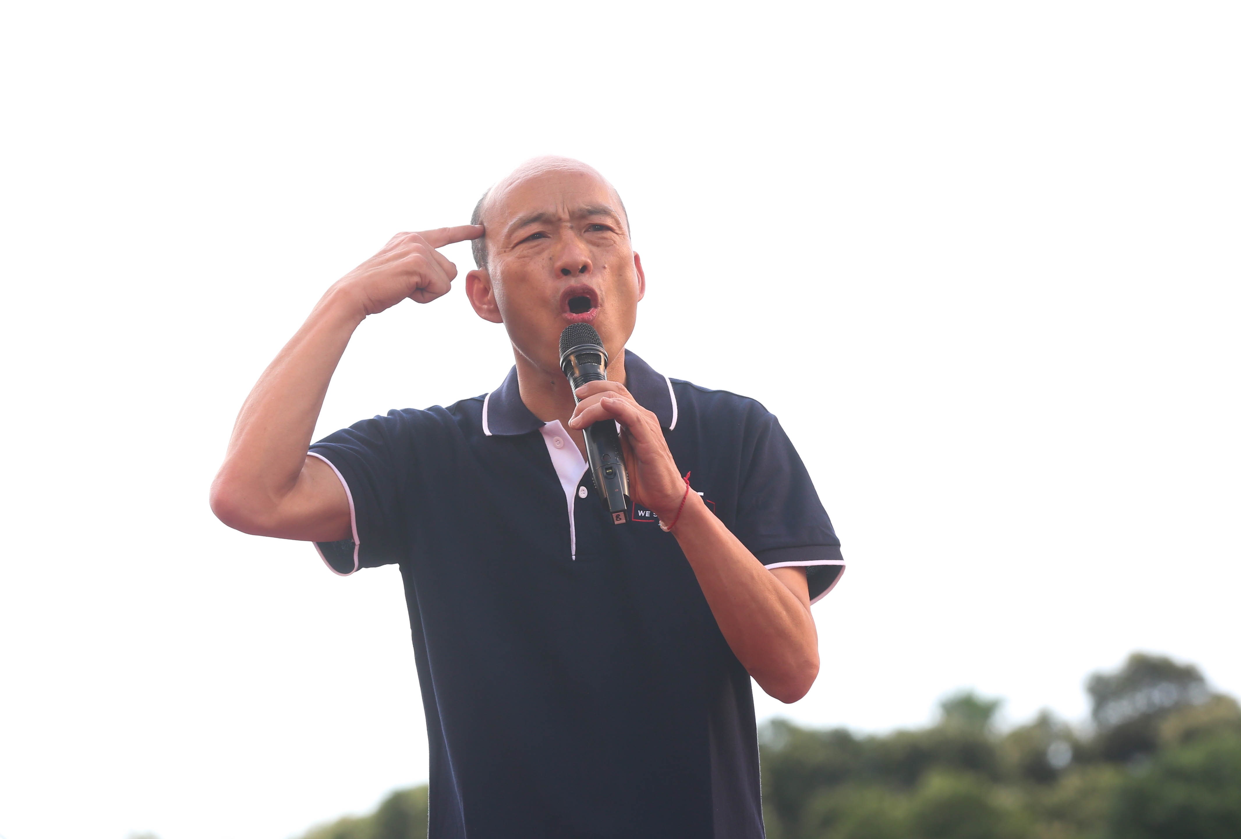 因拉吉祥物撞自己頭惹議，韓國瑜回應未來會用握手取代。