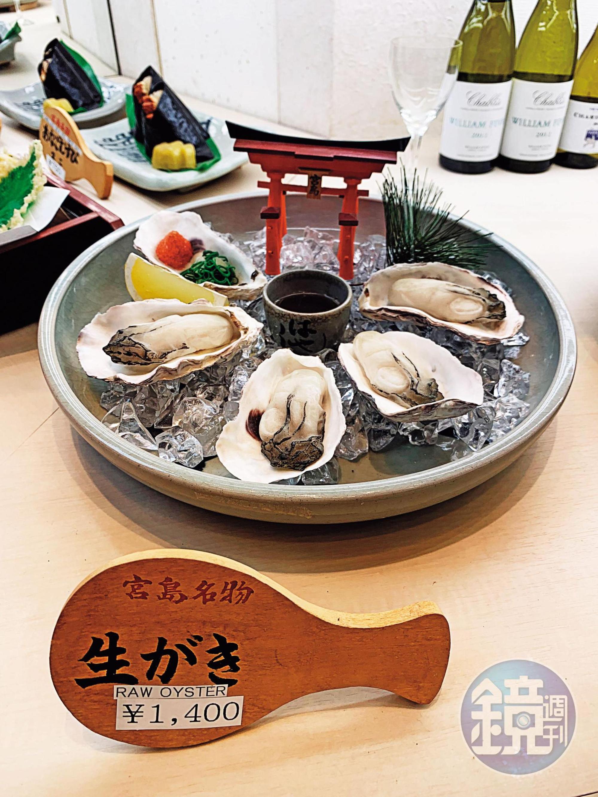 又肥又大的廣島牡蠣特餐是順遊時必食之「宮島名物」，前面標示的飯匙也是當地重要的幸運象徵。