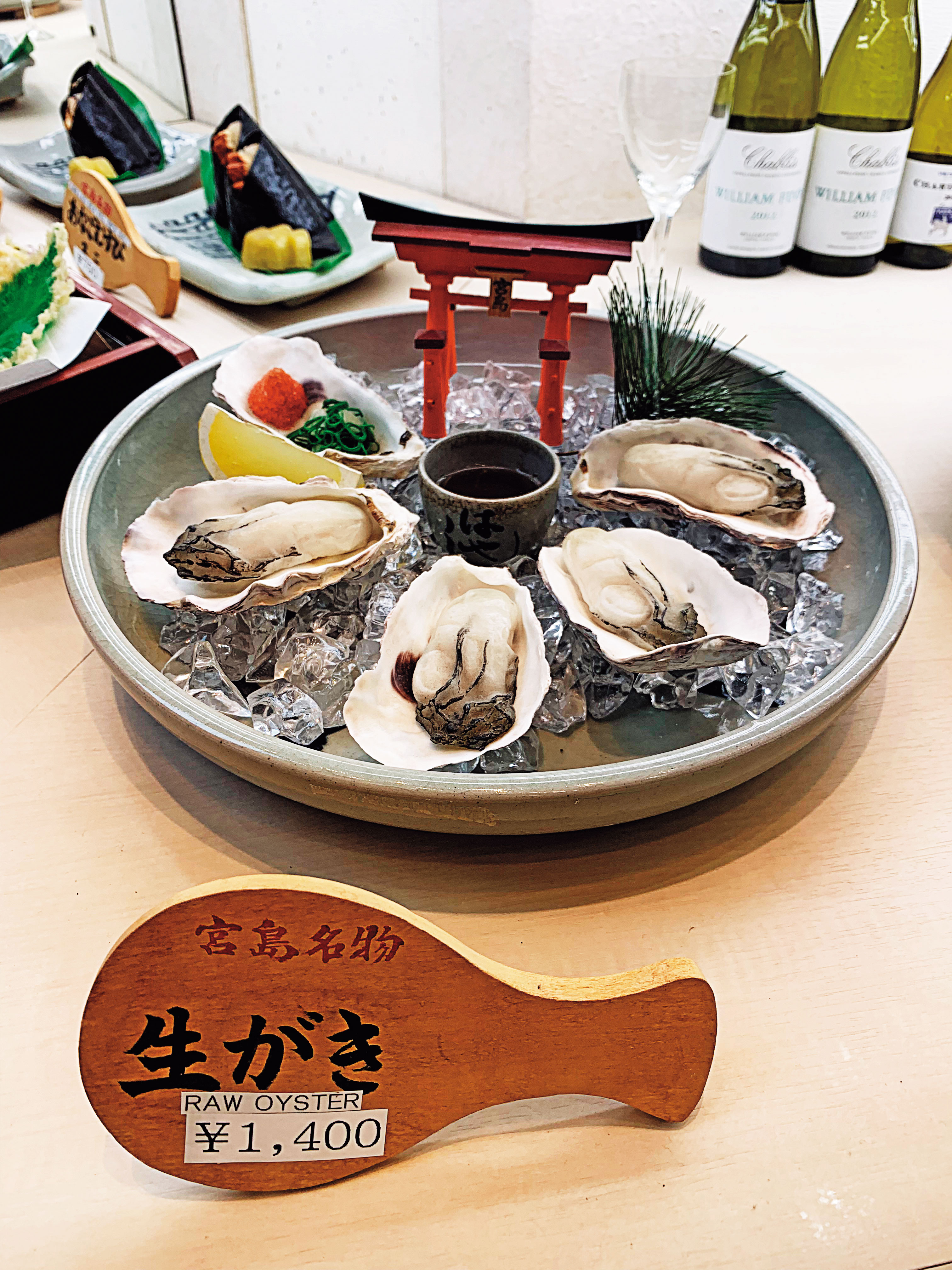 又肥又大的廣島牡蠣特餐是順遊時必食之「宮島名物」,前面標示的飯匙也是當地重要的幸運象徵。