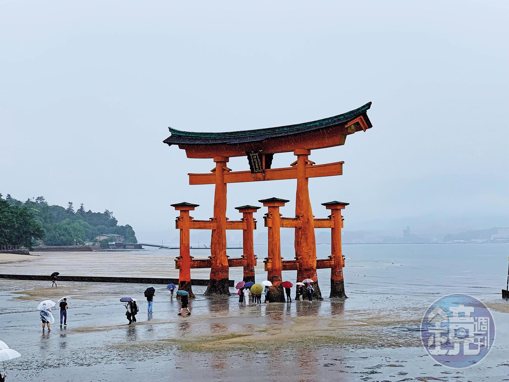 到了廣島一定要造訪幾站之遠「日本三大名景」的嚴島神社，橘紅色的鳥居退潮時還可以步行靠近。