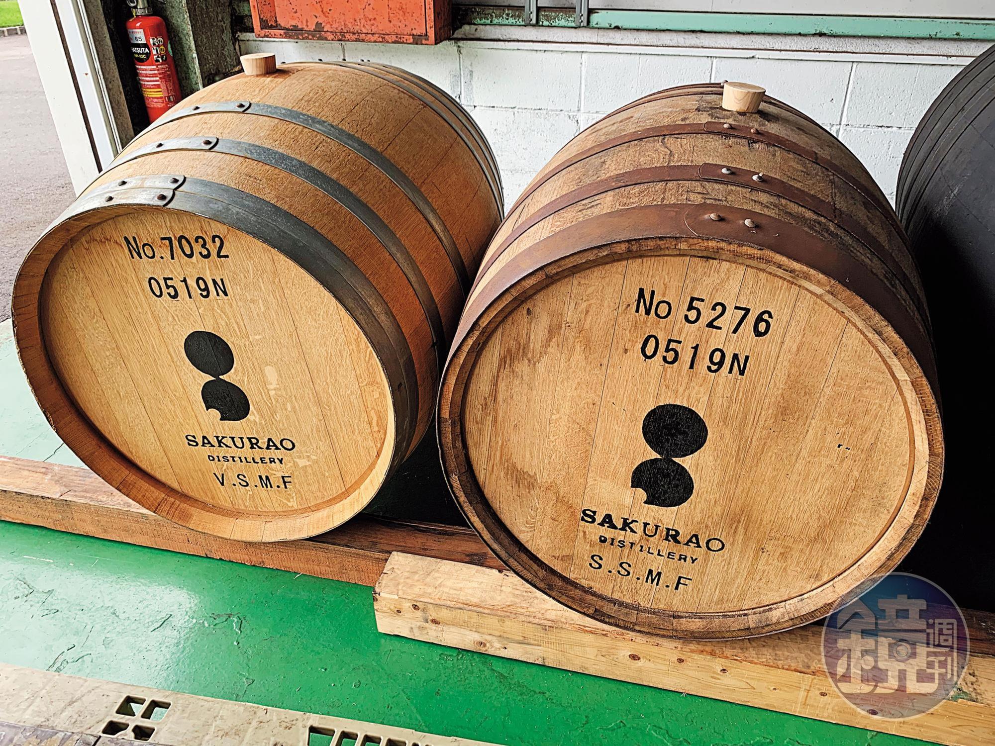 櫻尾蒸餾廠的桶子除了編號，還標出桶型特色，這2個桶子後面3個英文字母都是S.M.F.，表示採用蘇格蘭麥芽、中度泥煤以及第1次裝桶。左邊桶第1個字母標V，指葡萄酒桶。
