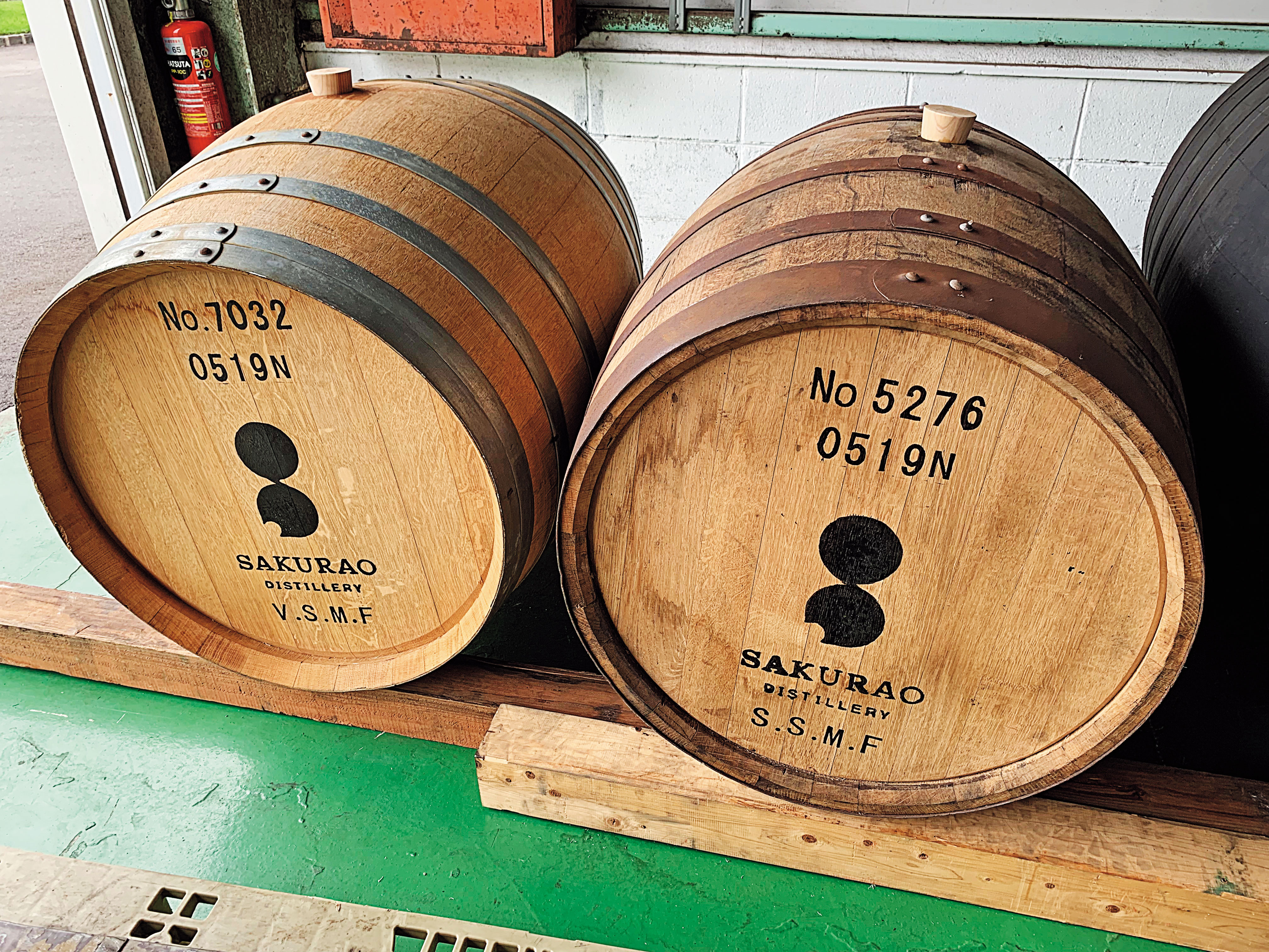 櫻尾蒸餾廠的桶子除了編號,還標出桶型特色,這2個桶子後面3個英文字母都是S.M.F.,表示採用蘇格蘭麥芽、中度泥煤以及第1次裝桶。左邊桶第1個字母標V,指葡萄酒桶。
