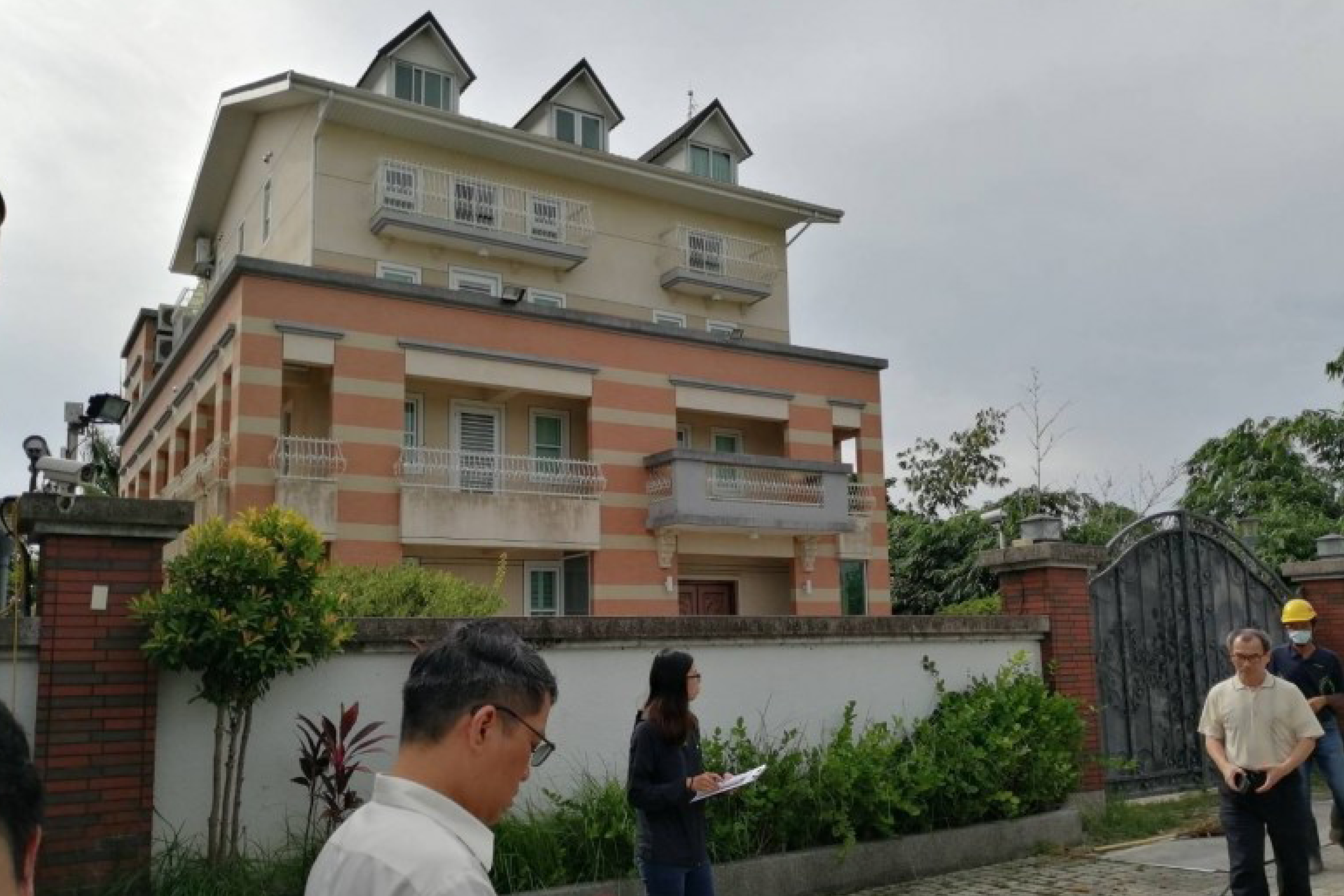 高雄市長韓國瑜妻李佳芬自己雇工拆違建，補繳空污費2739元。（圖由古坑鄉公所提供）