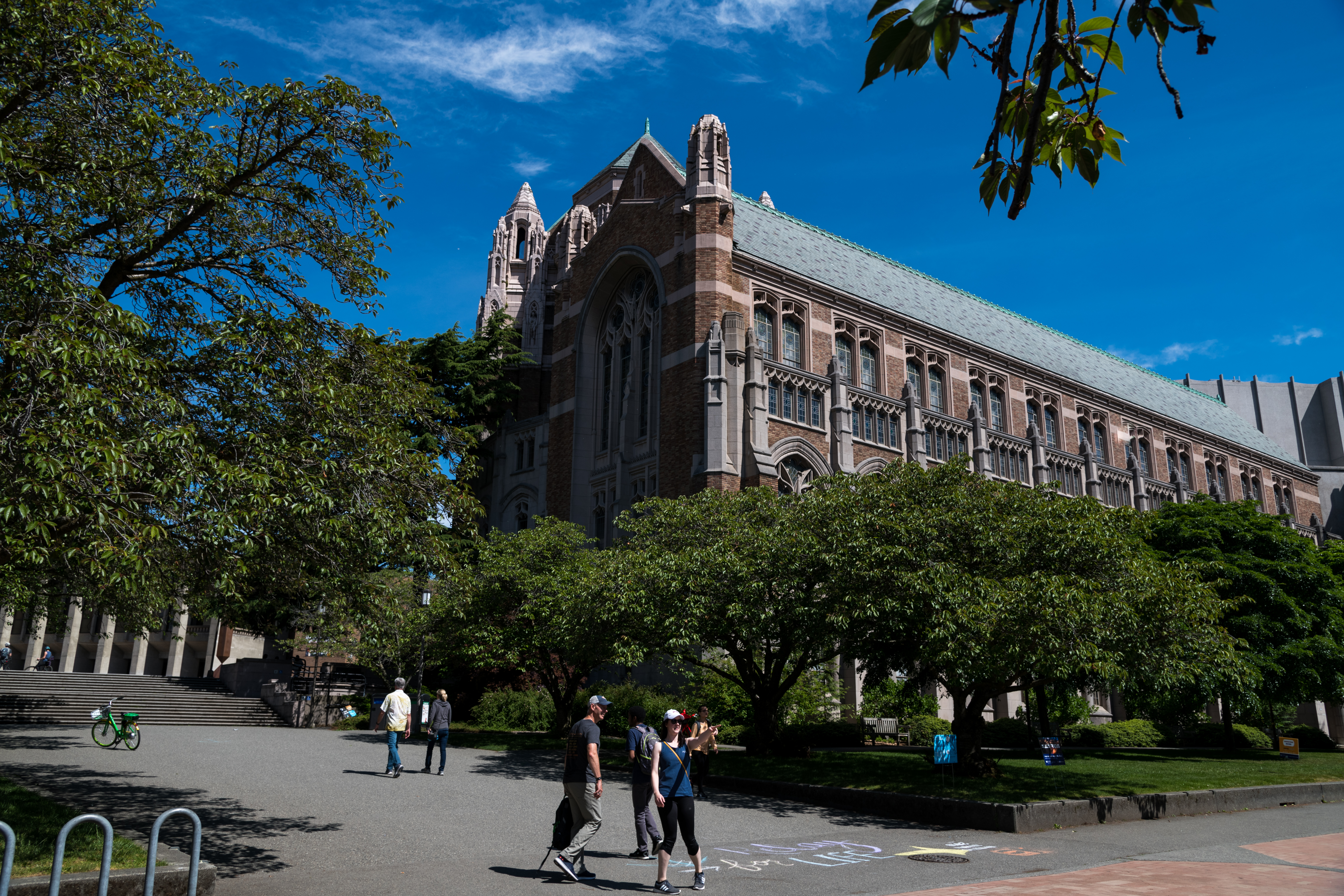 曾出過許多名人的華盛頓大學（University of Washington），是美國西岸最古老的大學，校園內有許多古色古香的建築。