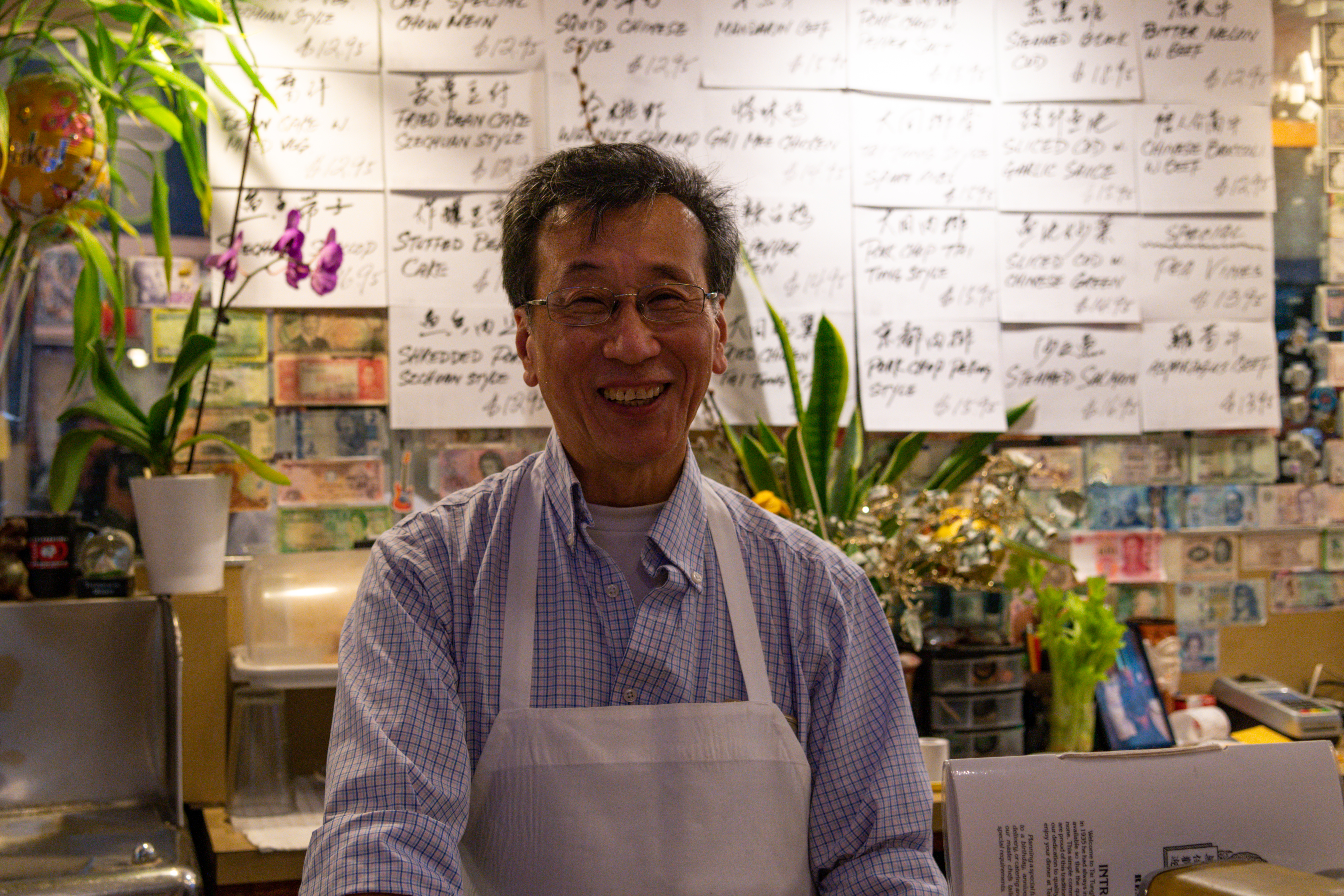 Henry Chan是餐館的第三代老闆，笑說他的兒子也常來幫忙，餐廳傳到第四代，相當不容易。