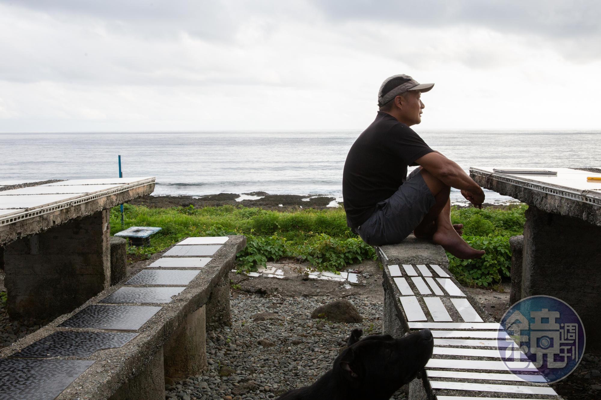 我們在蘭嶼的海邊採訪林青峰。採訪前,他才因為要帶民宿老闆的孩子去玩水,推延了和我們碰面的時間。