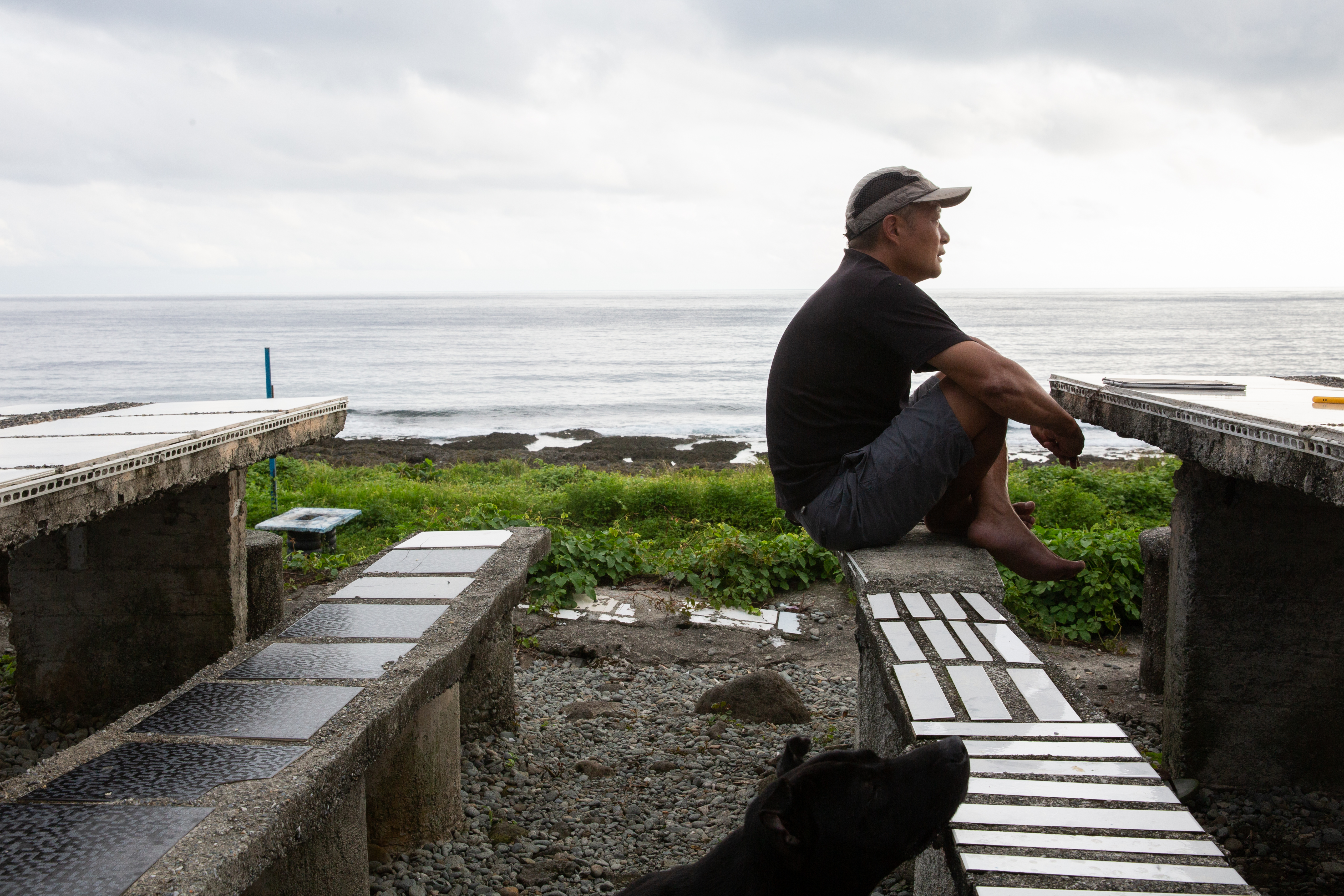 我們在蘭嶼的海邊採訪林青峰。採訪前，他才因為要帶民宿老闆的孩子去玩水，推延了和我們碰面的時間。