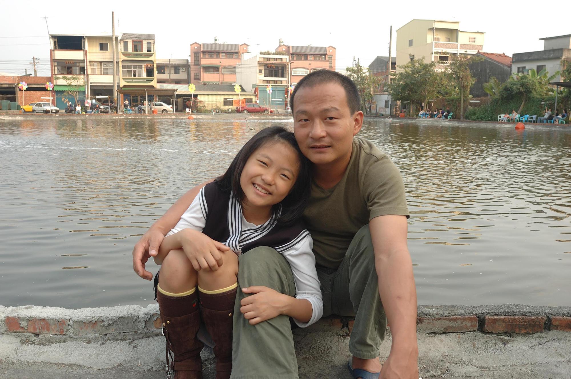 林青峰和女兒林佳儀。女兒現在已念大學，雖坦承父親在她小時候常缺席，但長大後仍以父親為傲。（林青峰提供）