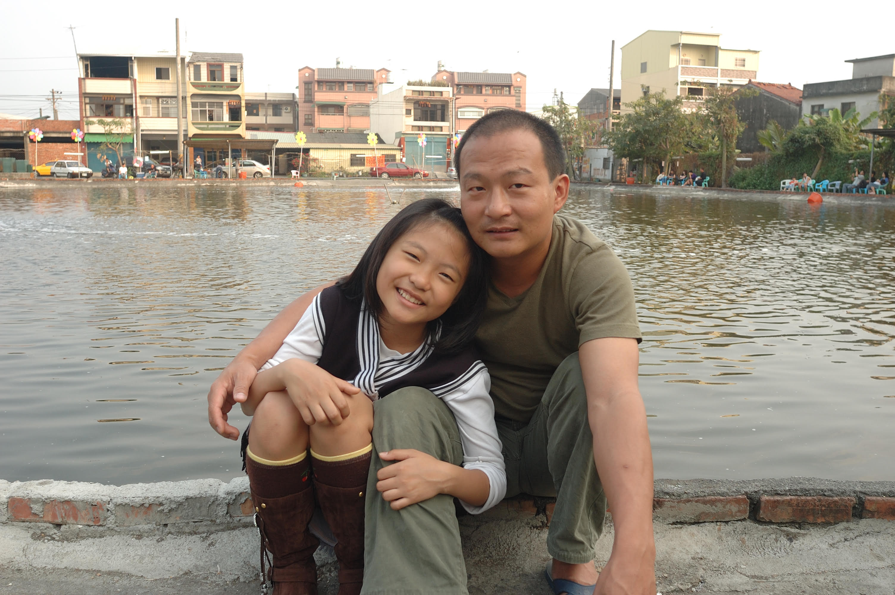 林青峰和女兒林佳儀。女兒現在已念大學，雖坦承父親在她小時候常缺席，但長大後仍以父親為傲。（林青峰提供）
