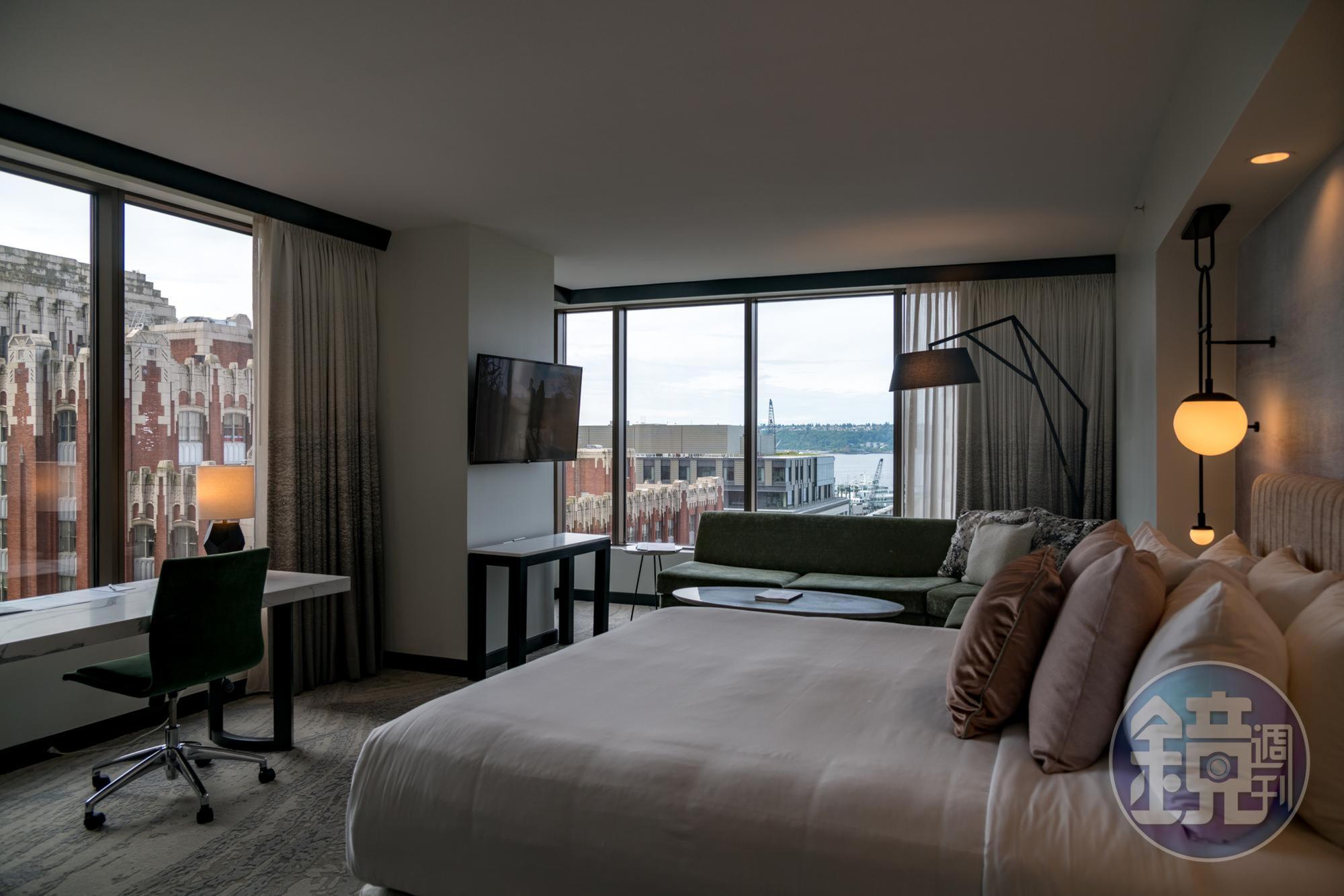 「Loews Hotel 1000」共有120間客房，其中4成是套房，有的客房還可將附近的歷史建物與港口景觀盡收窗中。