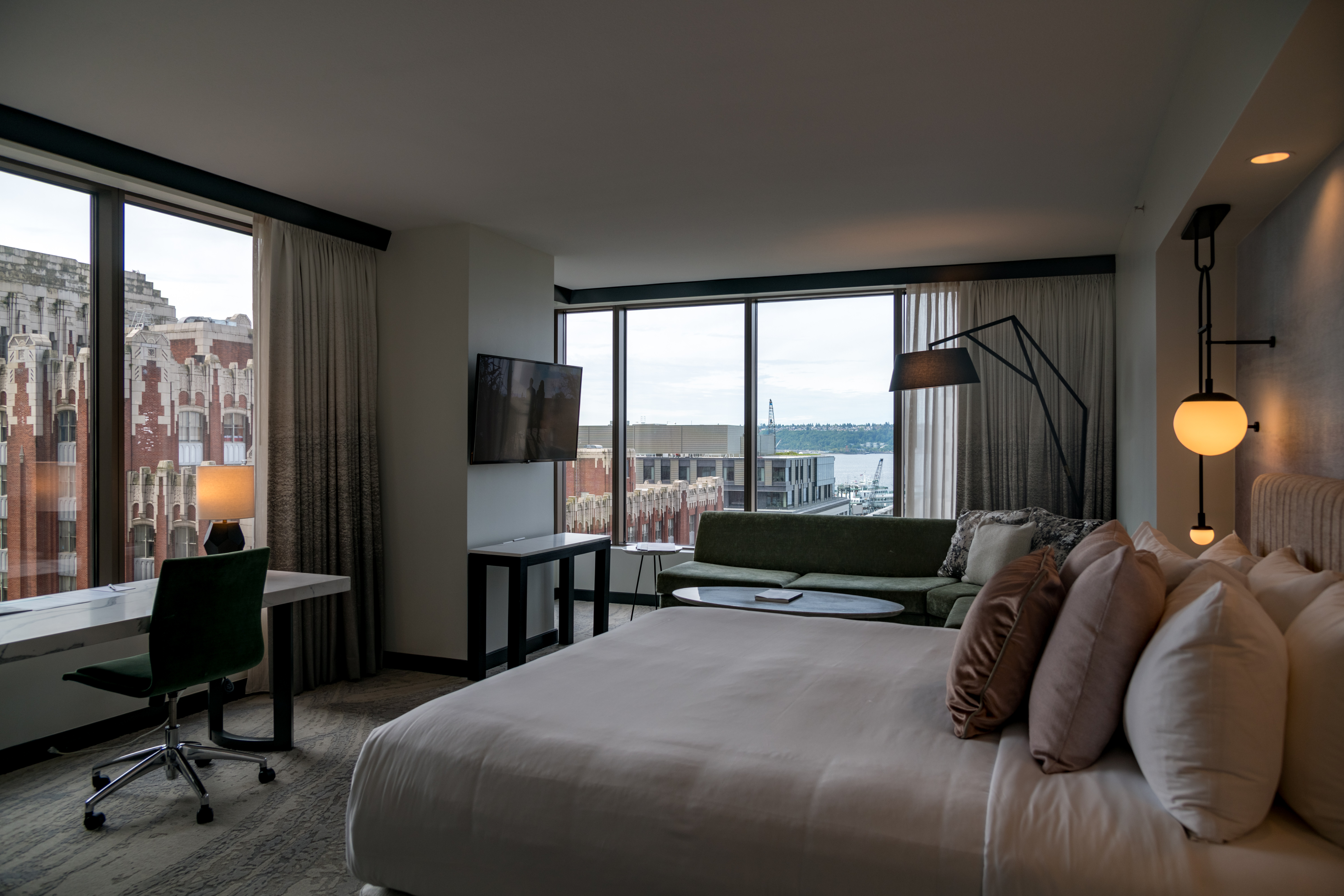 「Loews Hotel 1000」共有120間客房，其中4成是套房，有的客房還可將附近的歷史建物與港口景觀盡收窗中。