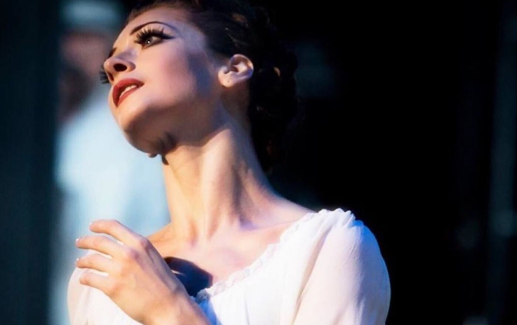 康朵洛娃為圓芭蕾夢，離鄉背井到聖彼得堡瓦加諾娃芭蕾學校求學。（牛耳藝術提供）