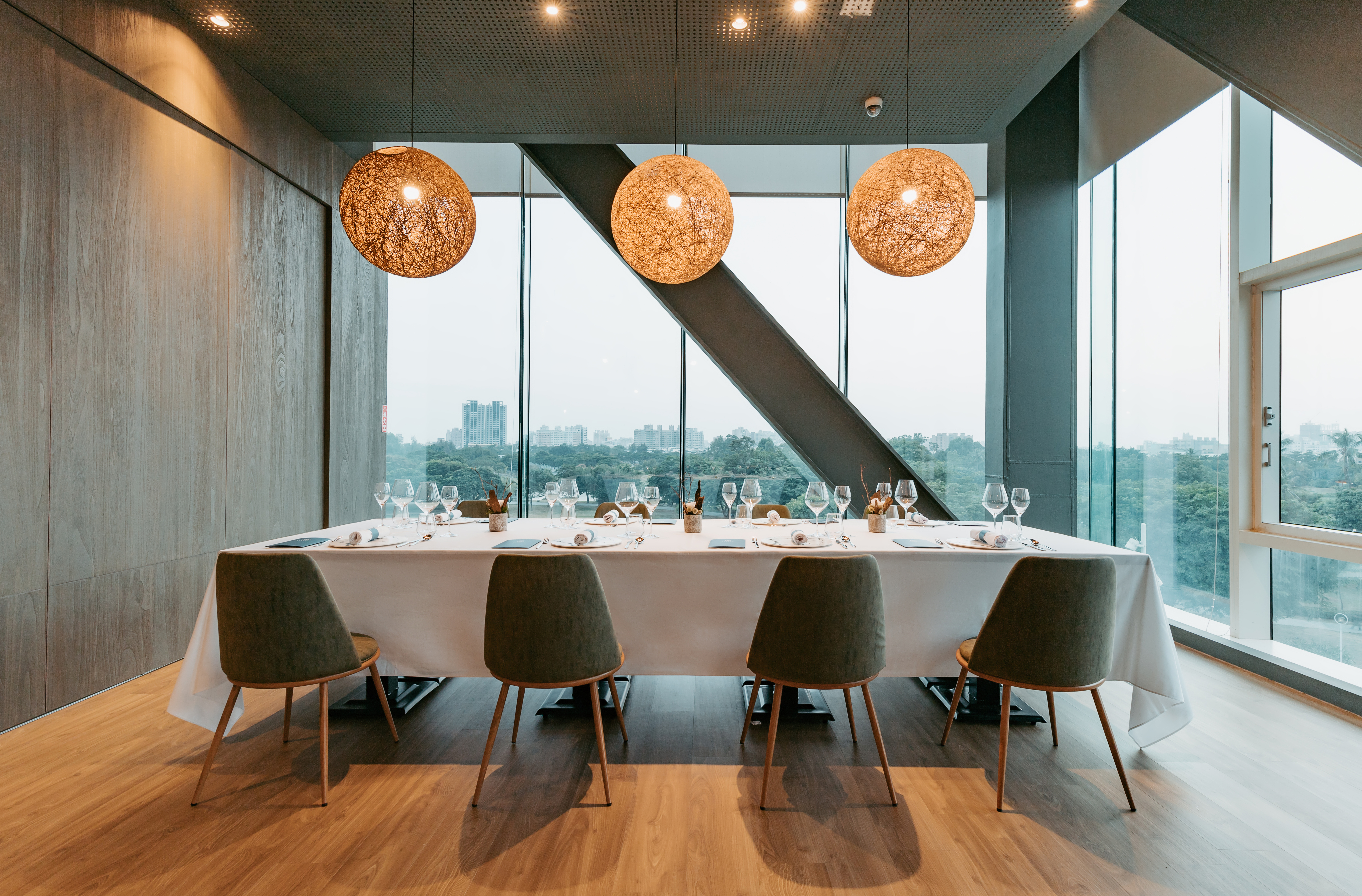 從食材、盤飾、食器到空間設計，充滿世界風尚的「摩登」風格。