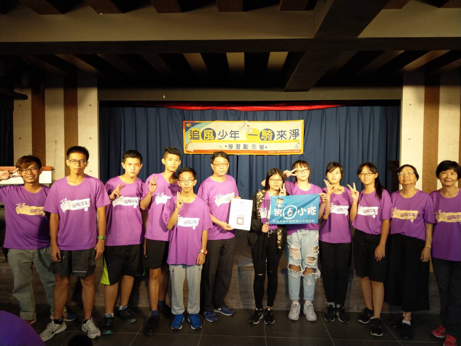 桃警少年隊隊長韓仁盛與參加活動的學生在現場合影。（警方提供）