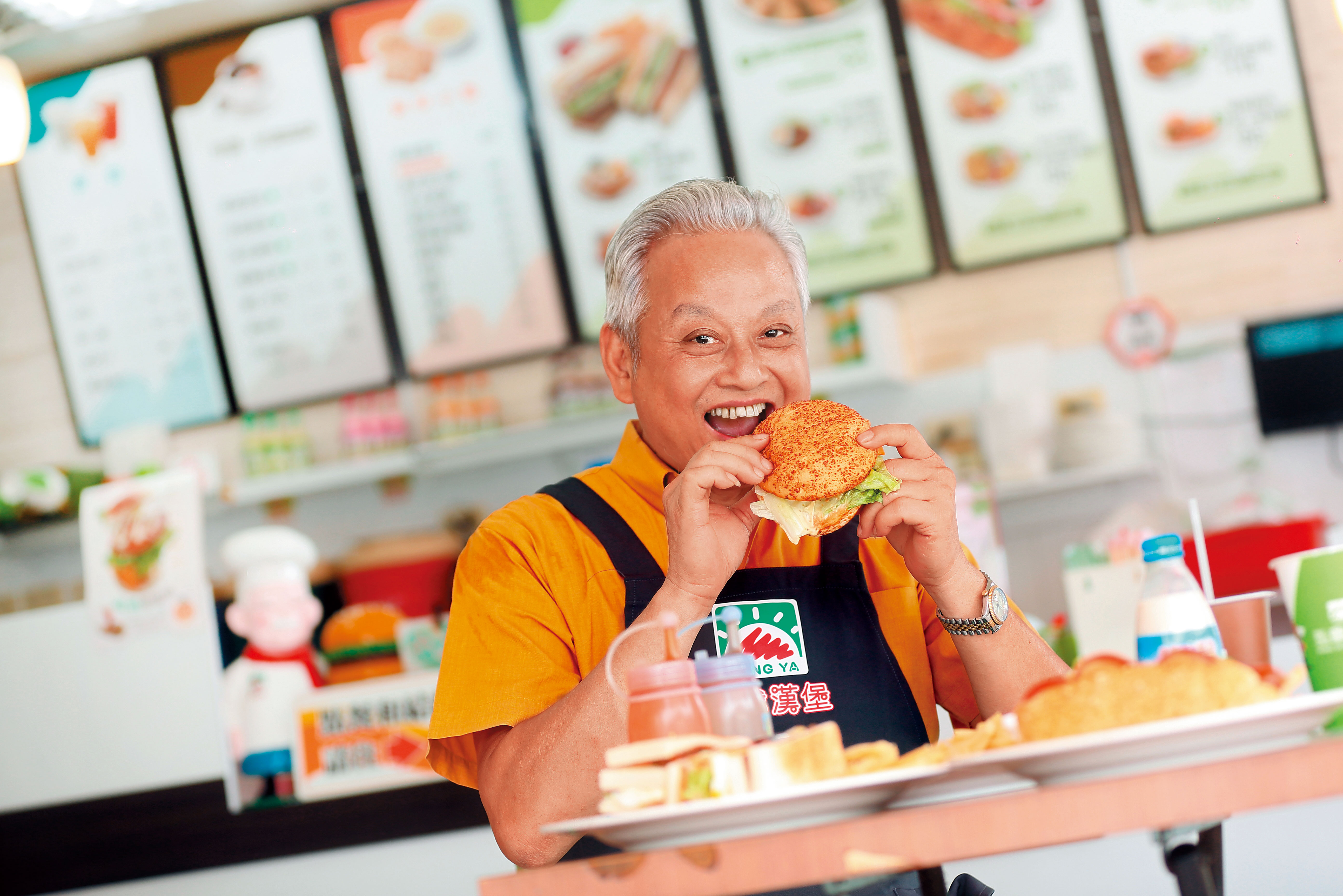許倉賓早年從事乳品配送，看見客戶經營早餐店獲利跟風加盟，後來自創「弘爺漢堡」品牌。