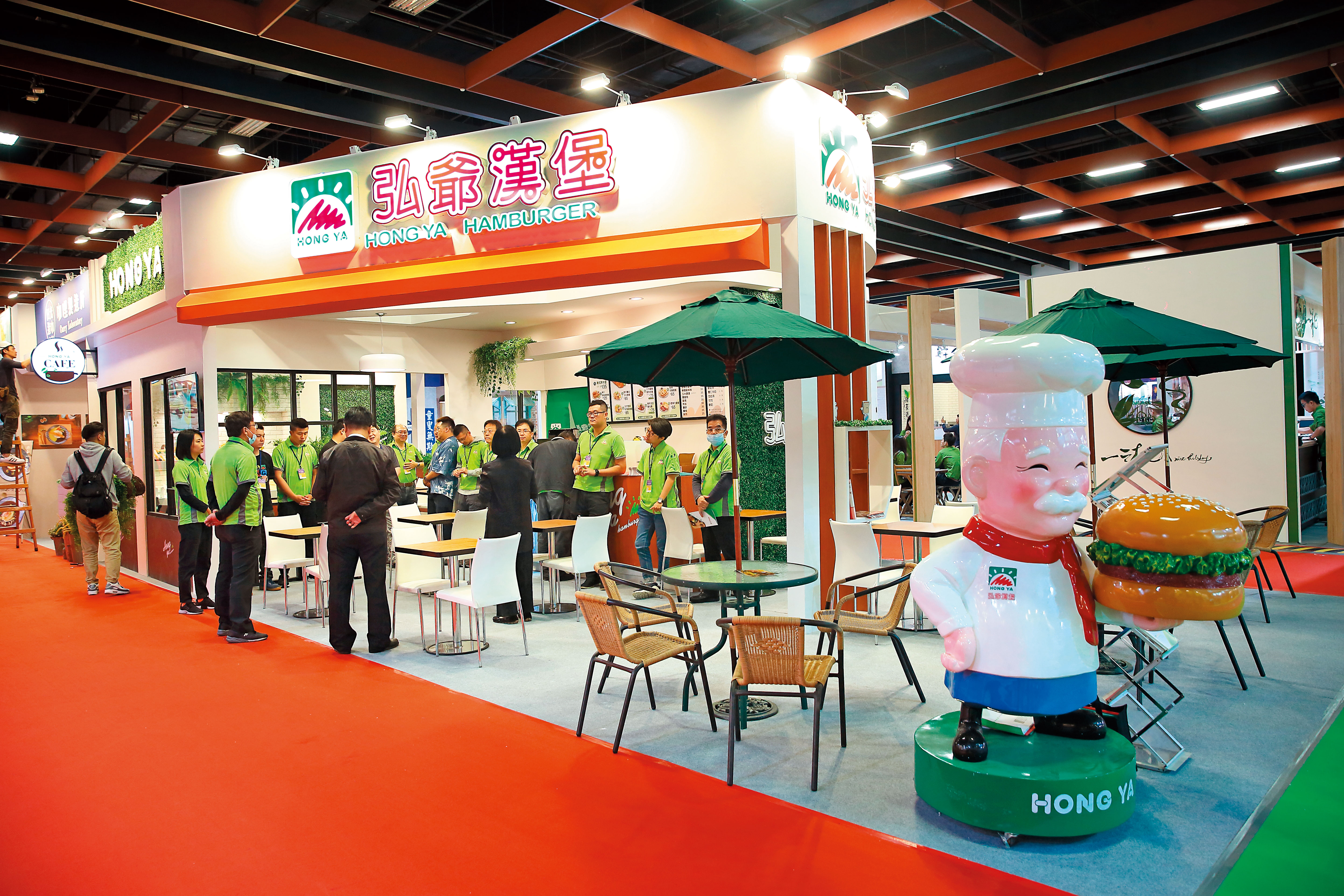 弘爺漢堡近來每年都新增約100家加盟店，現在全台灣已破千家。