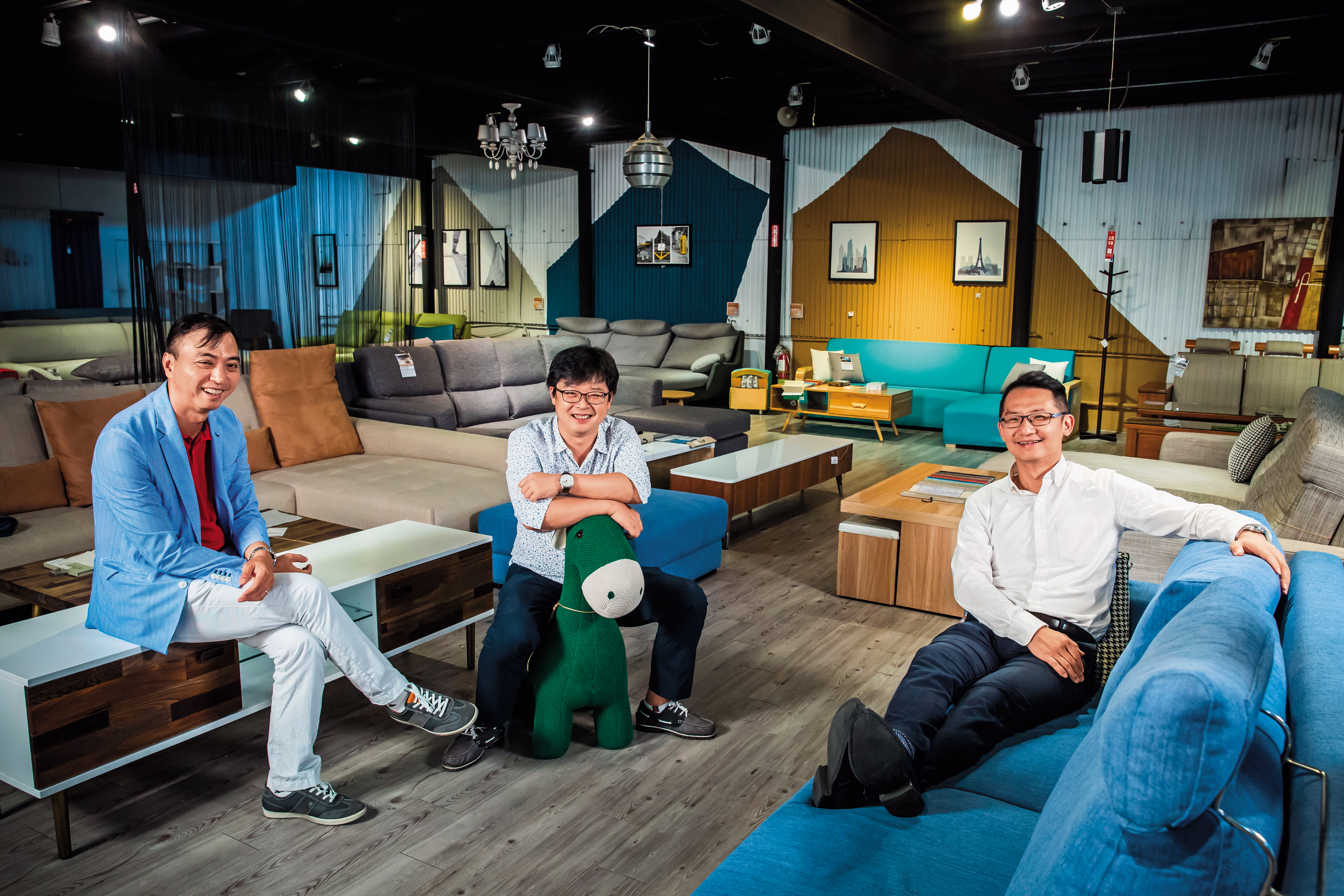 龔添華（左起）、陳冠豪、張修元3人從網拍大型家具起家，低定倍率深受小資族青睞，如今H&D東稻家居已有8間實體門市，去年營收達4.2億元。