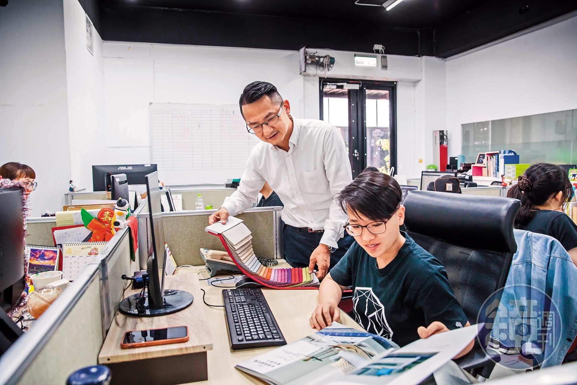 平價快銷家具的挑貨眼光必須非常精準,張修元(左)會以7成大眾款、3成流行款作為採購原則。