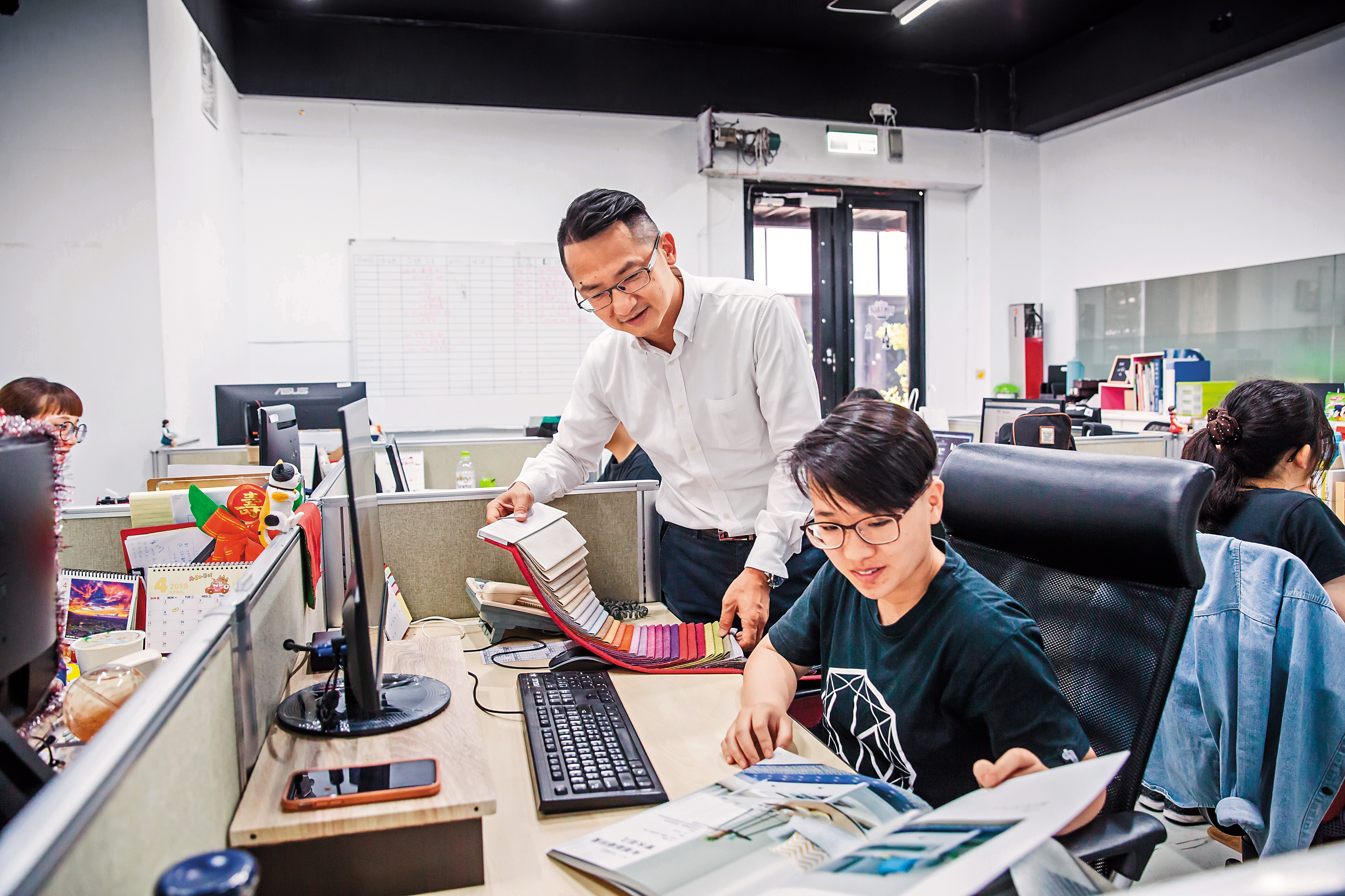 平價快銷家具的挑貨眼光必須非常精準，張修元（左）會以7成大眾款、3成流行款作為採購原則。
