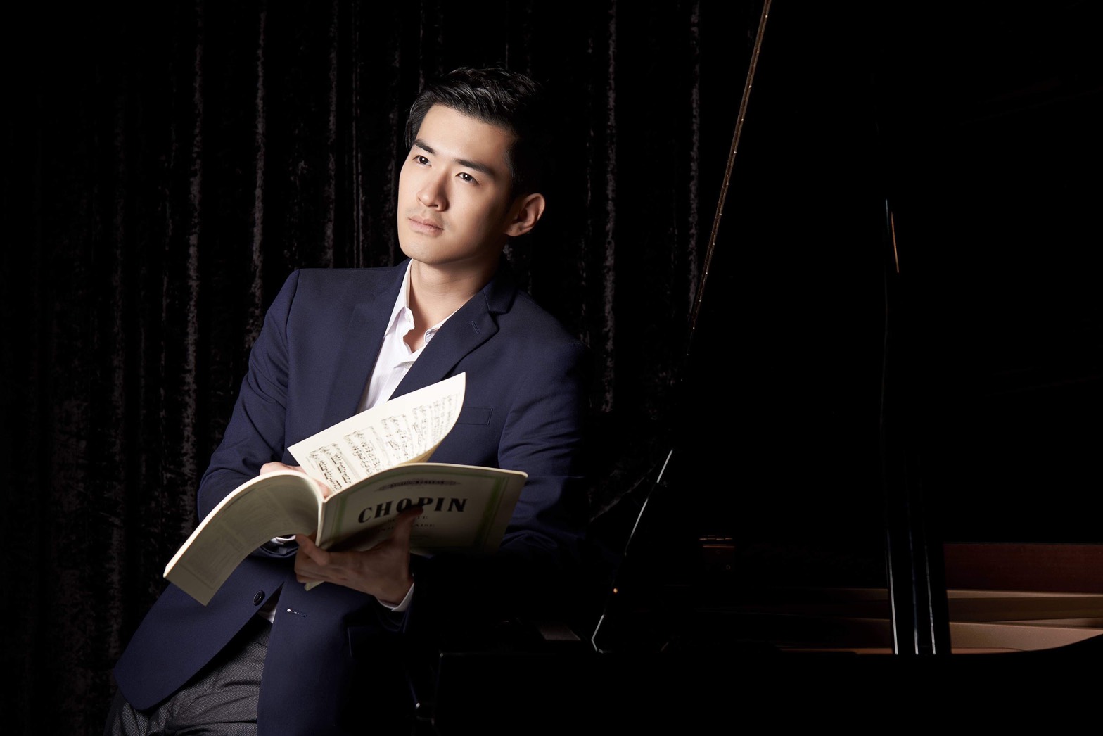 有「白袍鋼琴家」之稱的林品安，曾獲得紐約全世界華人鋼琴大賽銅獎，還是中山醫學系畢業的準醫師。（福茂提供）