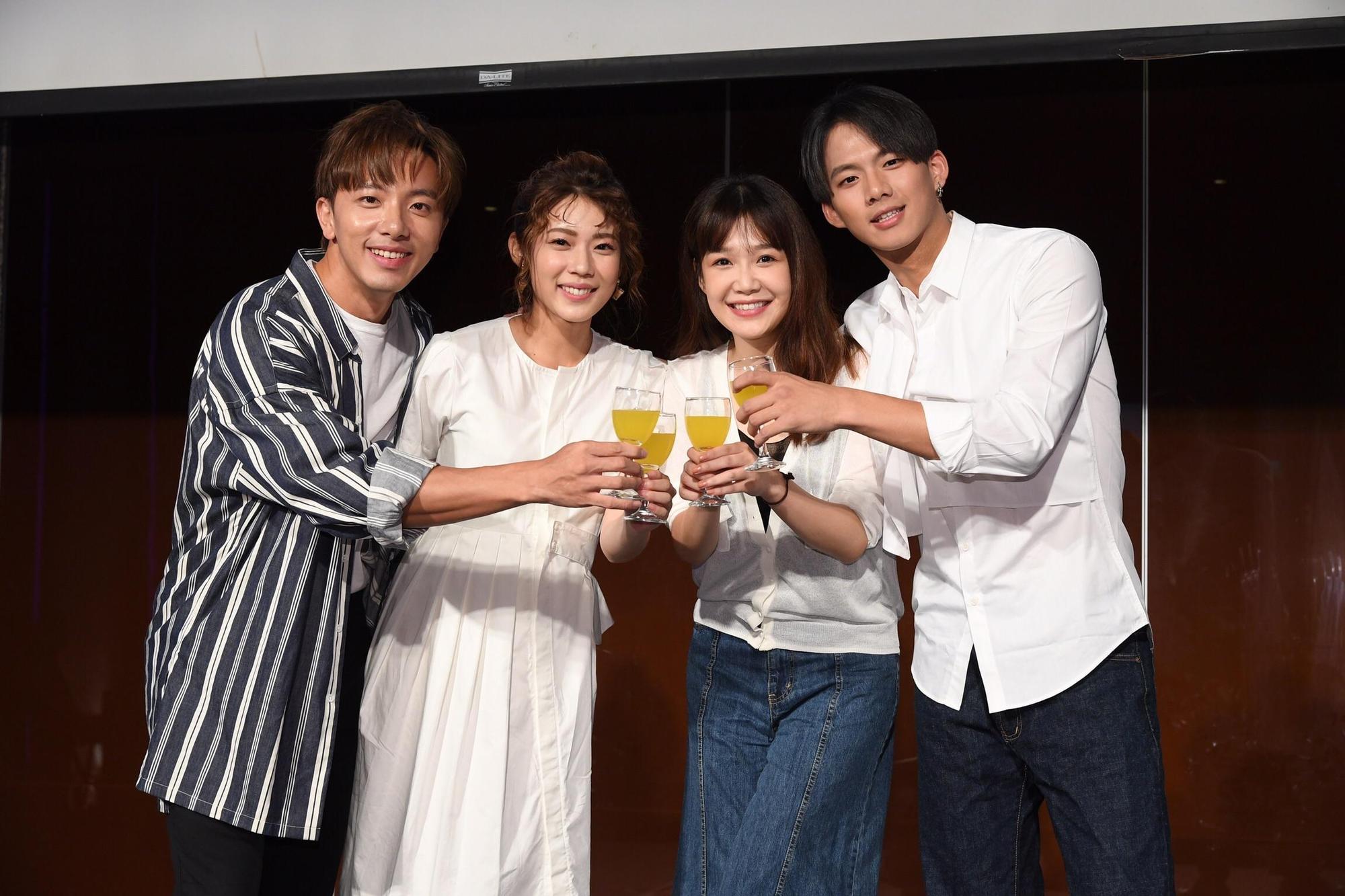 偶像劇《月村歡迎你》殺青,四位主角坤達(左起)、林思宇、李佳豫、吳念軒出席殺青宴。(三立提供)