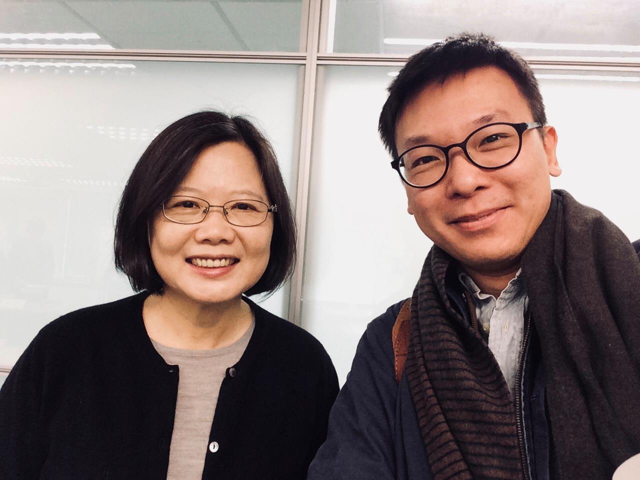 有民進黨立委在LINE群組爆料學運領袖林飛帆（右）可能於下週接任民進黨副祕書長。（翻攝林飛帆臉書）