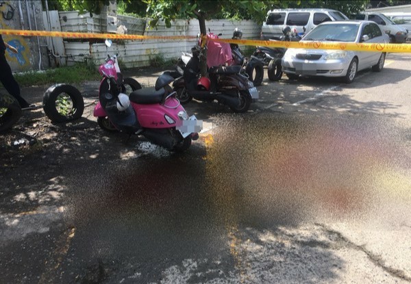 王姓婦人在大社市場遭女兒男友持水果刀刺殺，現場遺留大片血跡。（翻攝畫面）