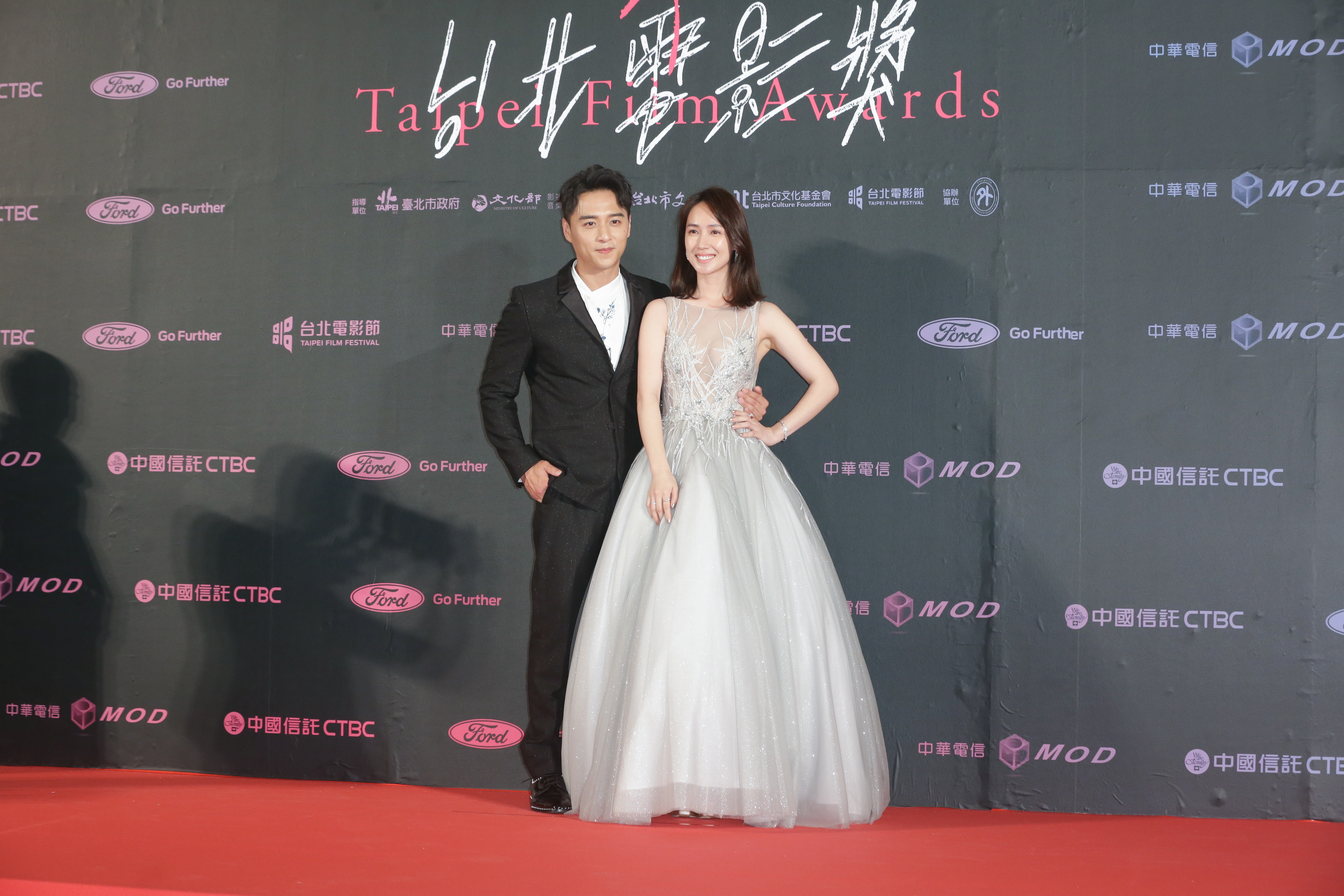 小薰與鄭人碩的拍照風格猶如來拍婚紗照。