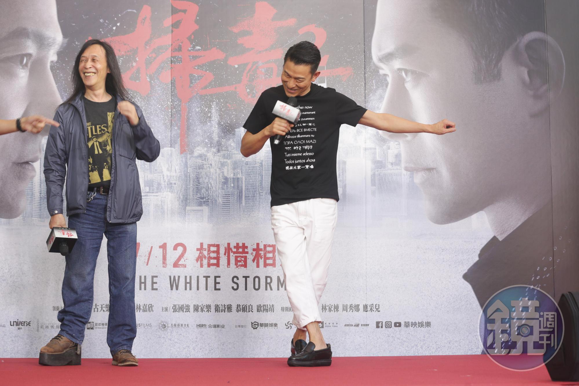 被黃子佼要求清唱一小段《掃毒2》的主題曲,劉德華不僅唱了,還跳出他的招牌舞步說thank you。