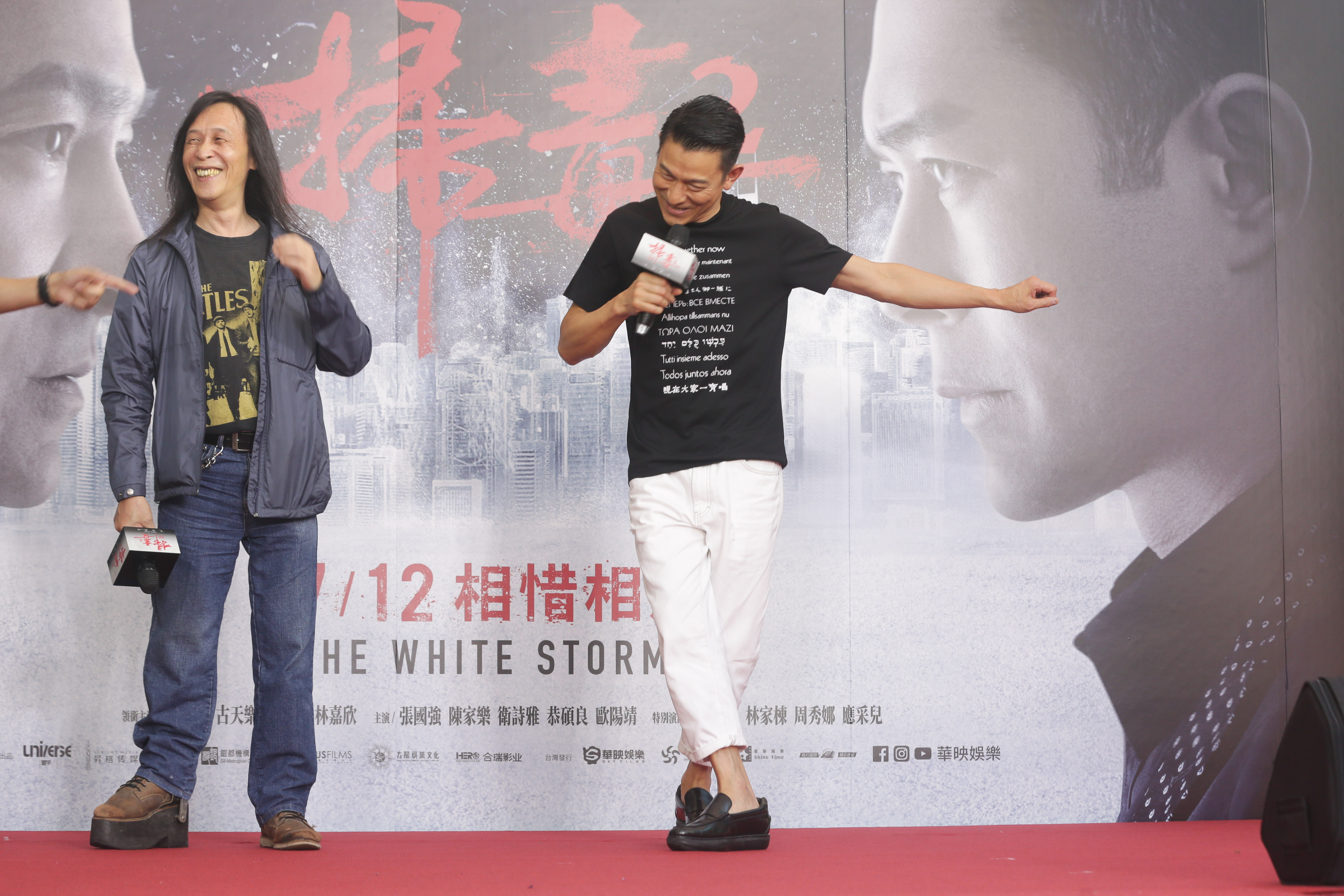 被黃子佼要求清唱一小段《掃毒2》的主題曲,劉德華不僅唱了,還跳出他的招牌舞步說thank you。