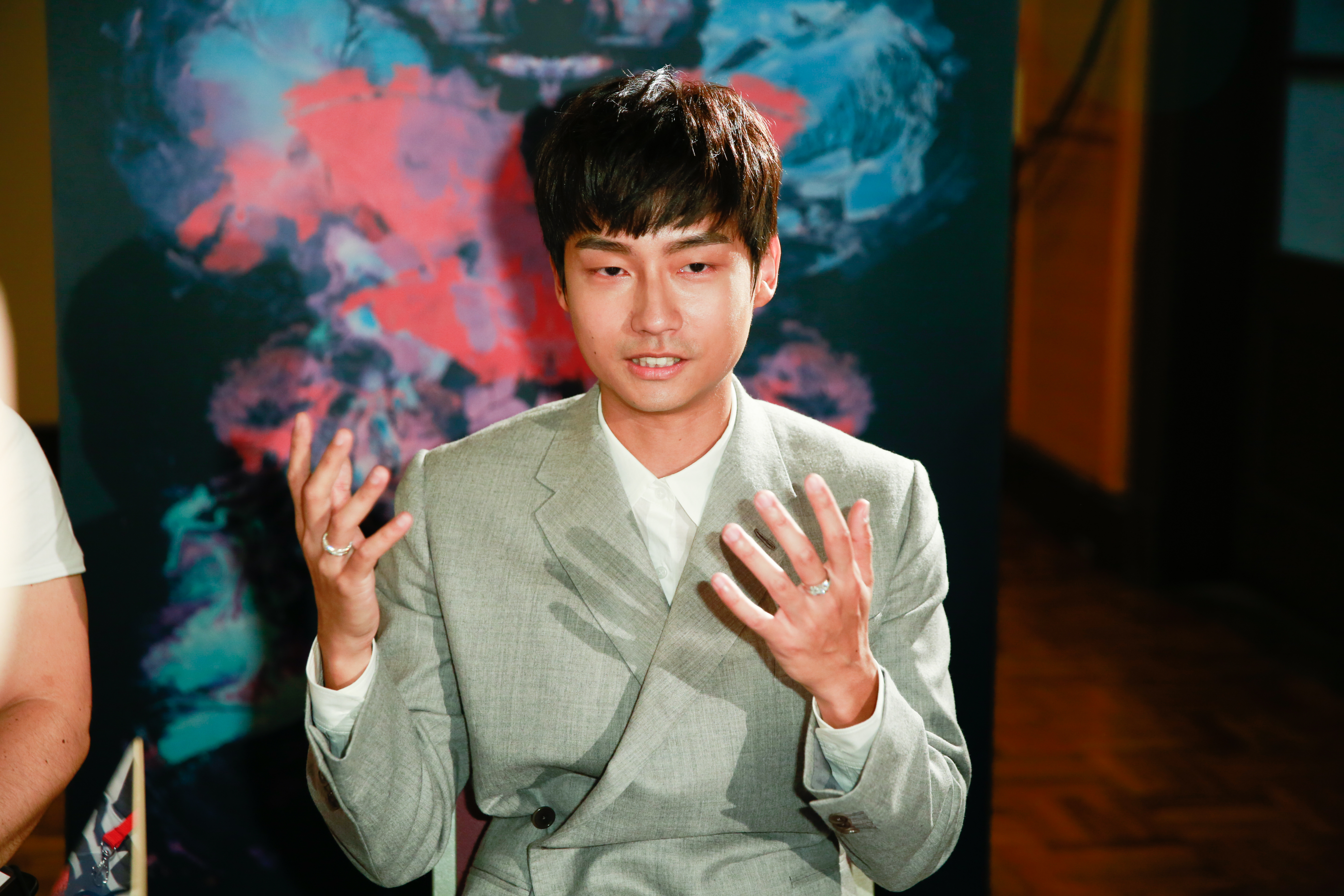 林鶴軒說自己難得有廠商贊助，穿的衣服是哥哥服務的品牌提供，手上的戒指如果弄丟，就回不了家。