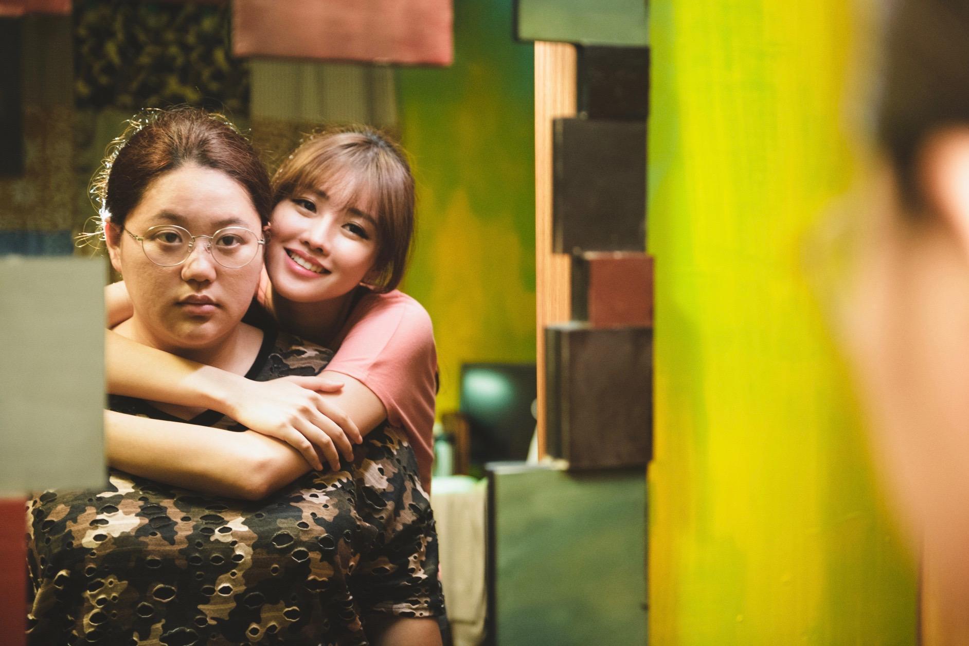 蔡嘉茵（左）在《大餓》演出為愛減肥、吃盡苦頭的女孩，但現實中她其實已經有了好對象。（台北電影節提供） 